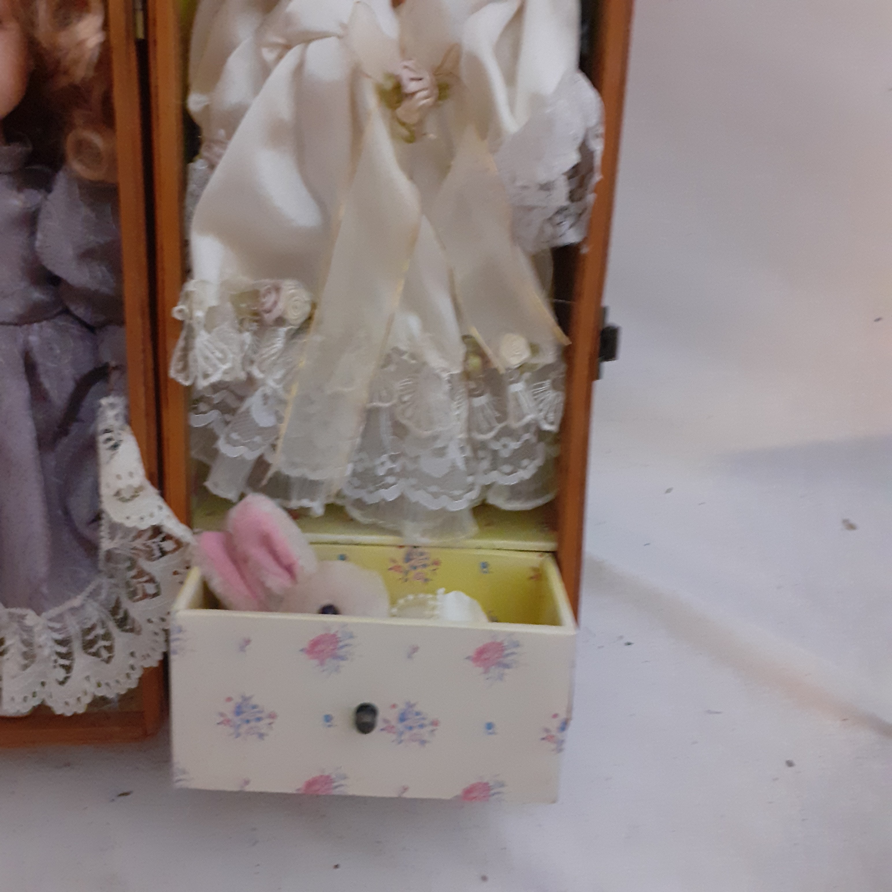Voir photo 6 de Poupée en porcelaine dans un coffret en rotin imitant une armoire Poupée en porcelaine dans un coffret en rotin imitant une armoire Très bon état reconditionné photo 6