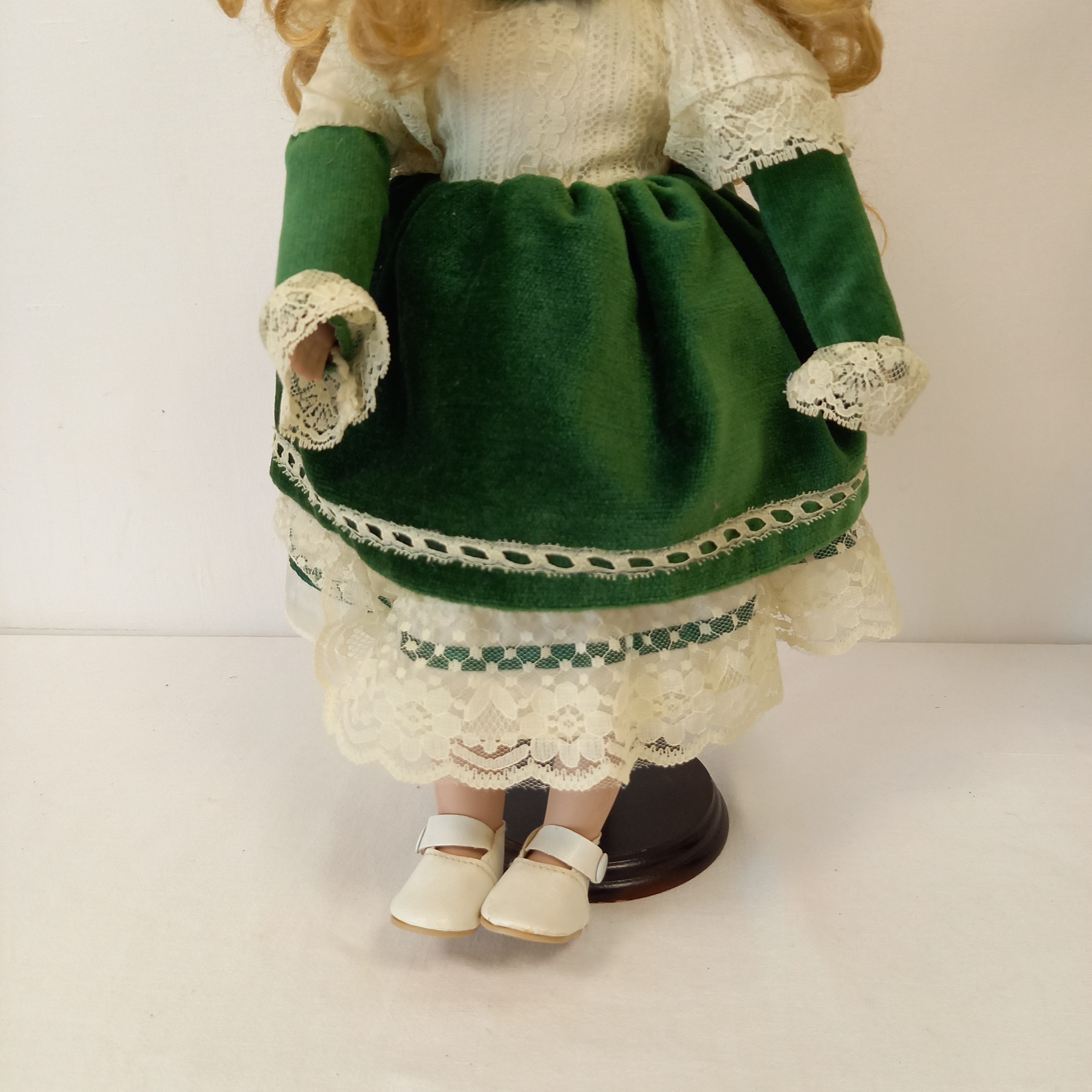 Voir photo 4 de poupée en porcelaine vintage avec le socle poupée en porcelaine vintage avec le socle Bon état reconditionné photo 4