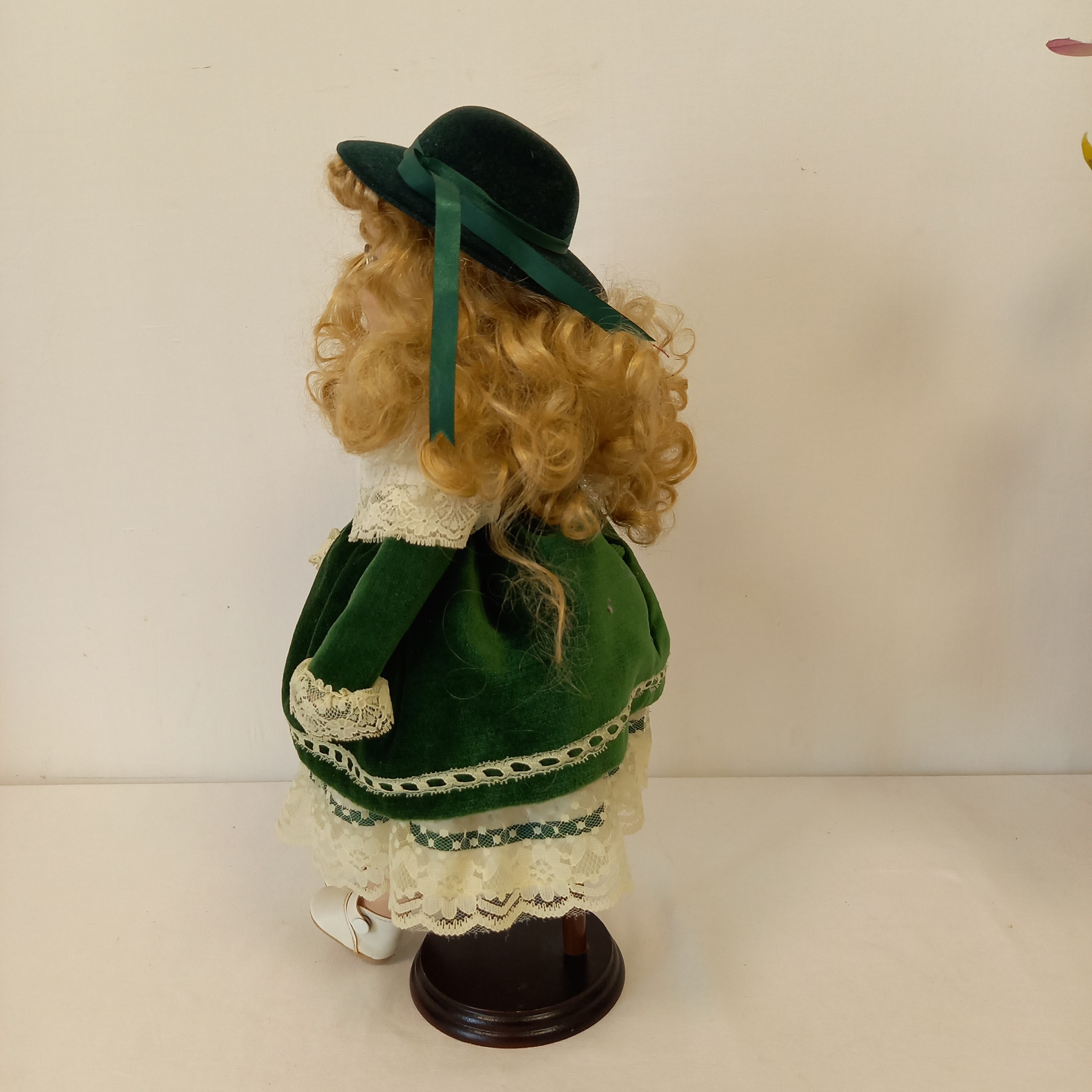 Voir photo 6 de poupée en porcelaine vintage avec le socle poupée en porcelaine vintage avec le socle Bon état reconditionné photo 6