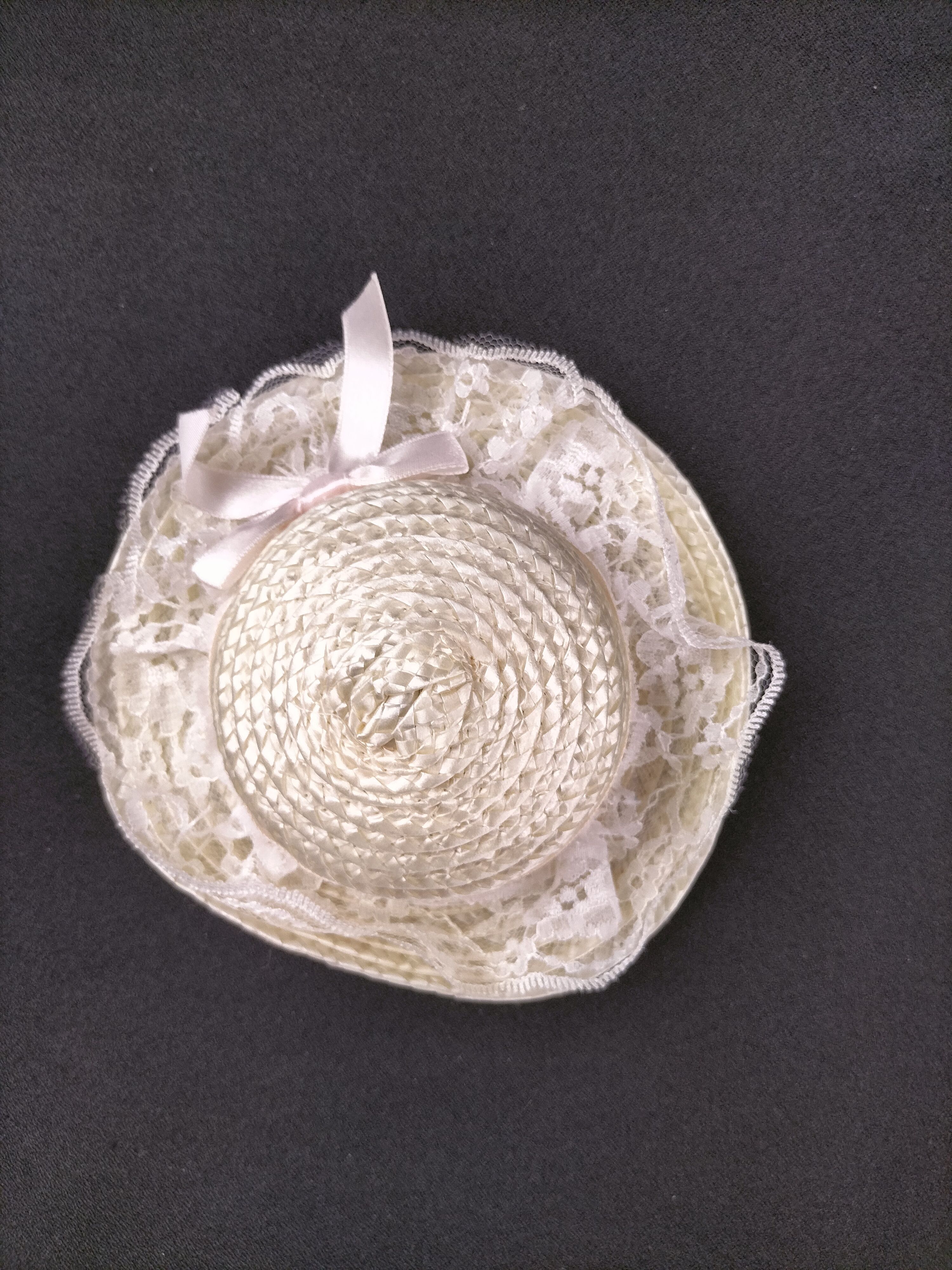 Voir photo 16 de Poupée en porcelaine vintage “Rachel” – The Classique Collection – Robe romantique et chapeau de paille – 40 cm Poupée en porcelaine vintage “Rachel” – The Classique Collection – Robe romantique et chapeau de paille – 40 cm Bon état reconditionné photo 16