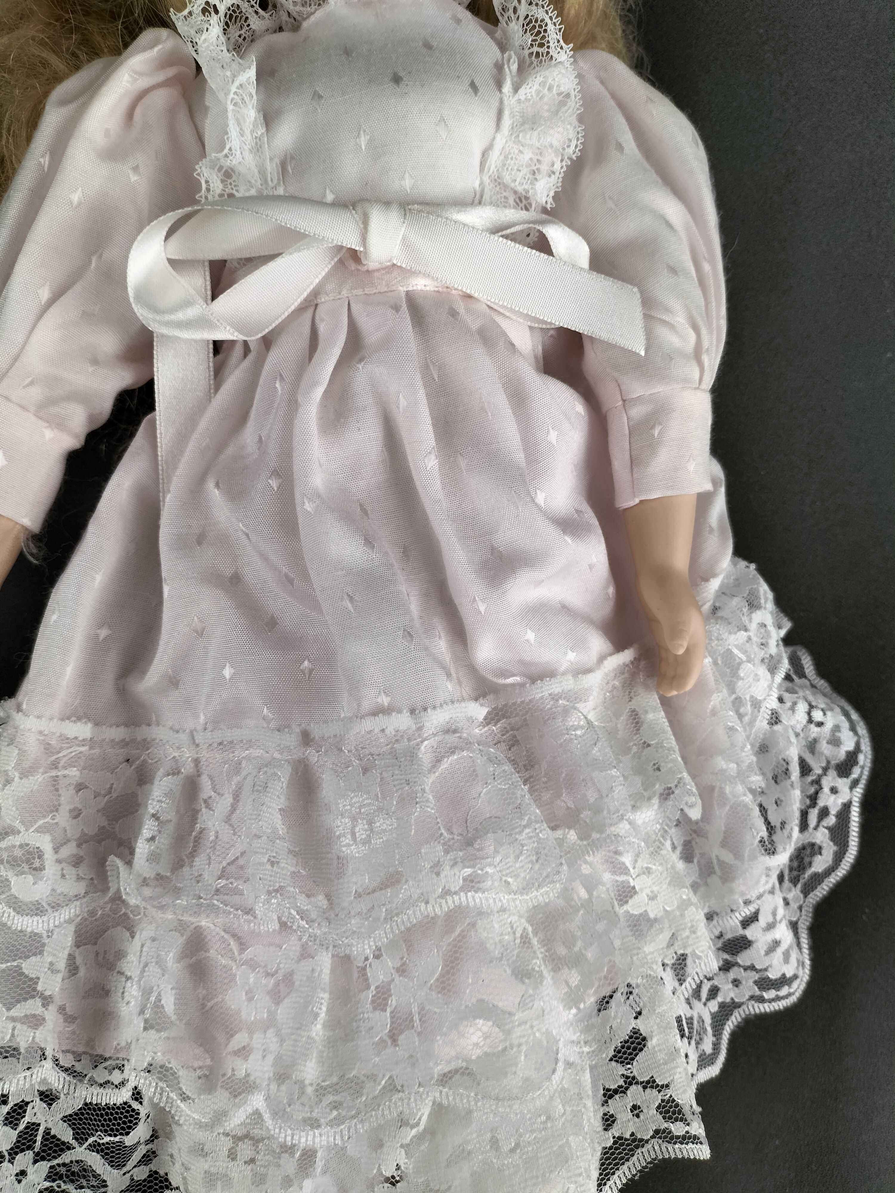 Voir photo 18 de Poupée en porcelaine vintage “Rachel” – The Classique Collection – Robe romantique et chapeau de paille – 40 cm Poupée en porcelaine vintage “Rachel” – The Classique Collection – Robe romantique et chapeau de paille – 40 cm Bon état reconditionné photo 18