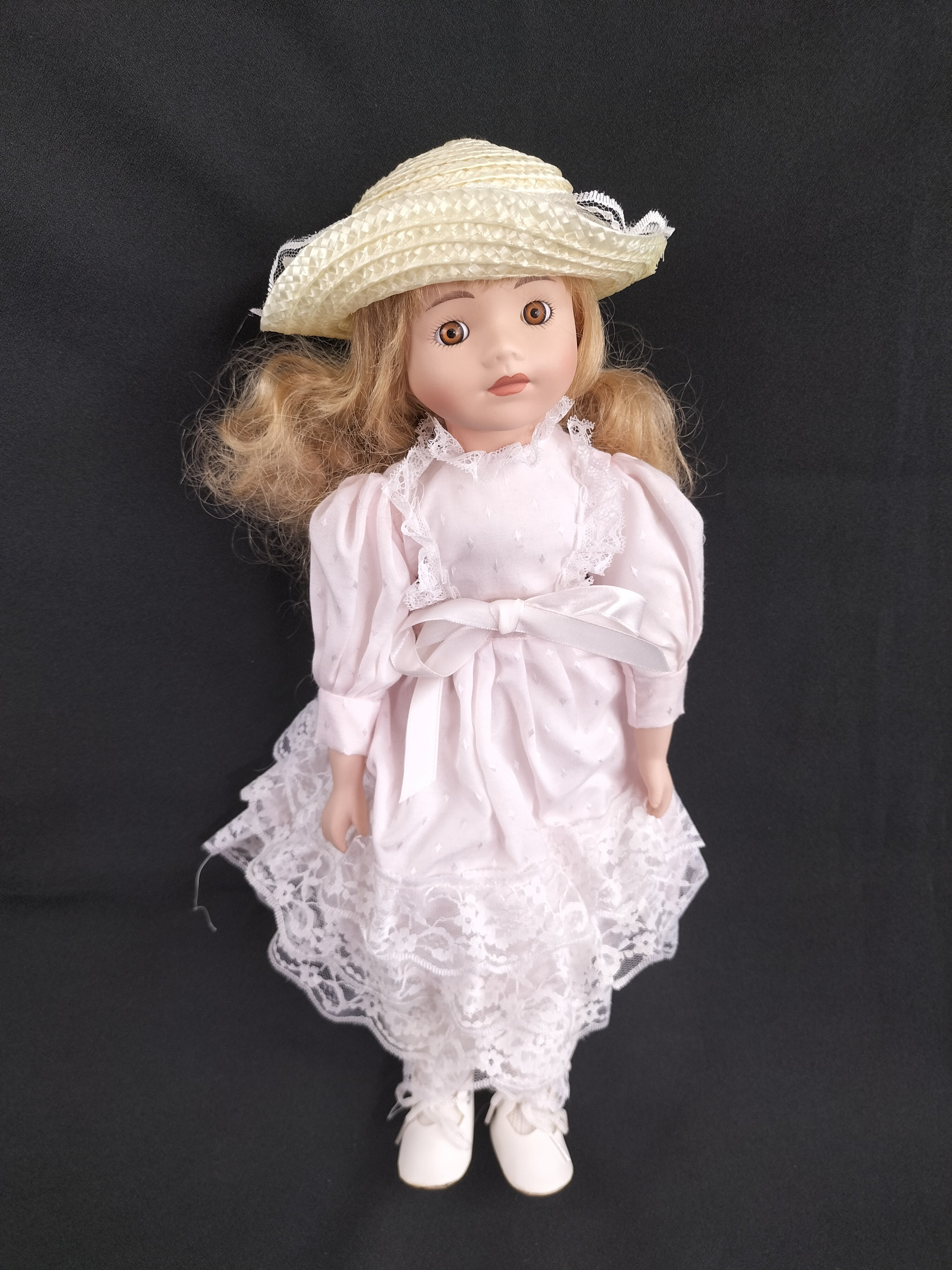 Poupée en porcelaine vintage “Rachel” – The Classique Collection – Robe romantique et chapeau de paille – 40 cm Bon état - 19,00 € Poupée en porcelaine vintage “Rachel” – The Classique Collection – Robe romantique et chapeau de paille – 40 cm Bon état reconditionné disponible sur Label Emmaüs