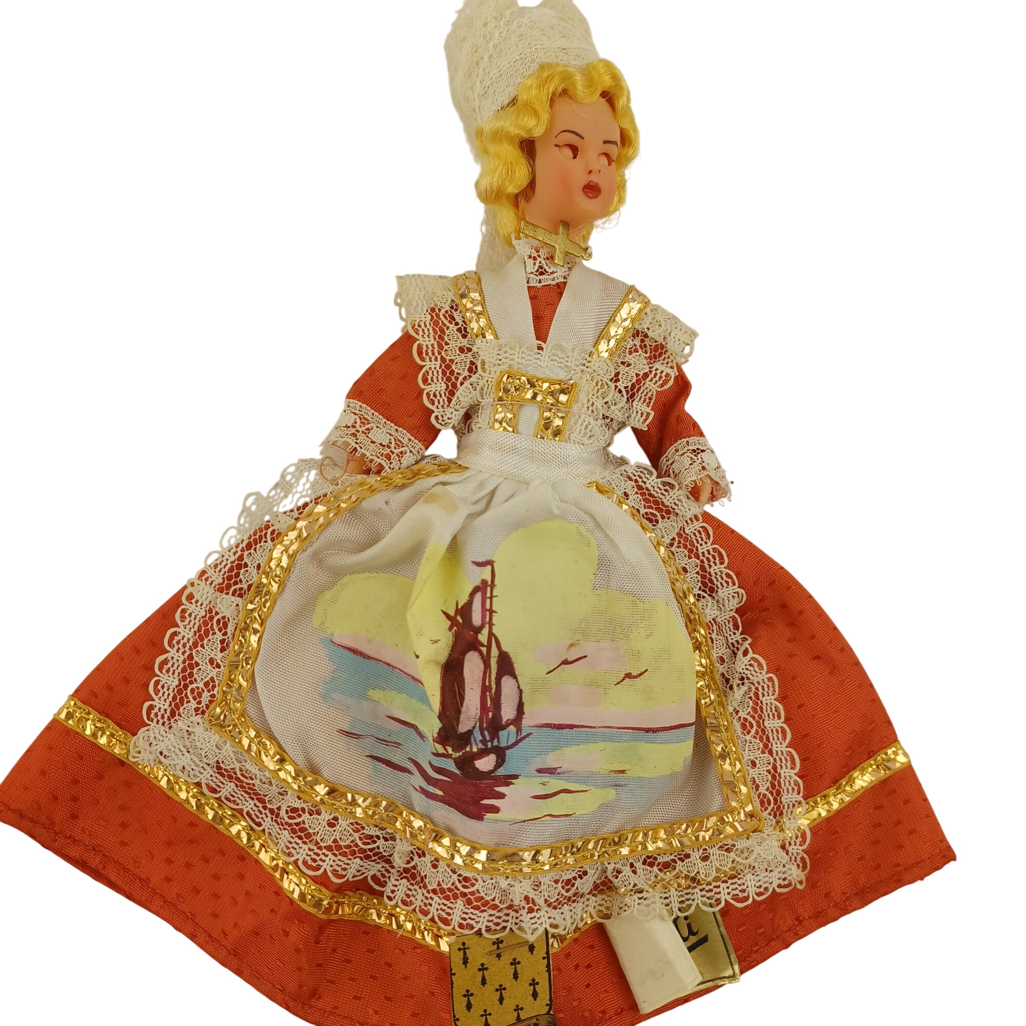 Acheter Poupée floklorique Magali de Bretagne avec naperon peint d'un voilier au coucher de soleil de 22cm Très bon état - 10,00 € Poupée floklorique Magali de Bretagne avec naperon peint d'un voilier au coucher de soleil de 22cm Très bon état reconditionné disponible sur Label Emmaüs