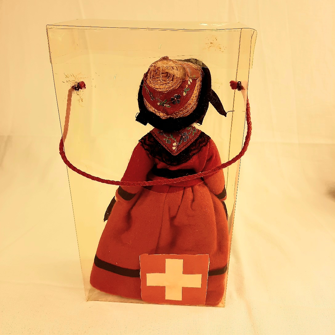 Voir photo 2 de Poupée folklorique suisse de collection Poupée folklorique suisse de collection Très bon état reconditionné photo 2