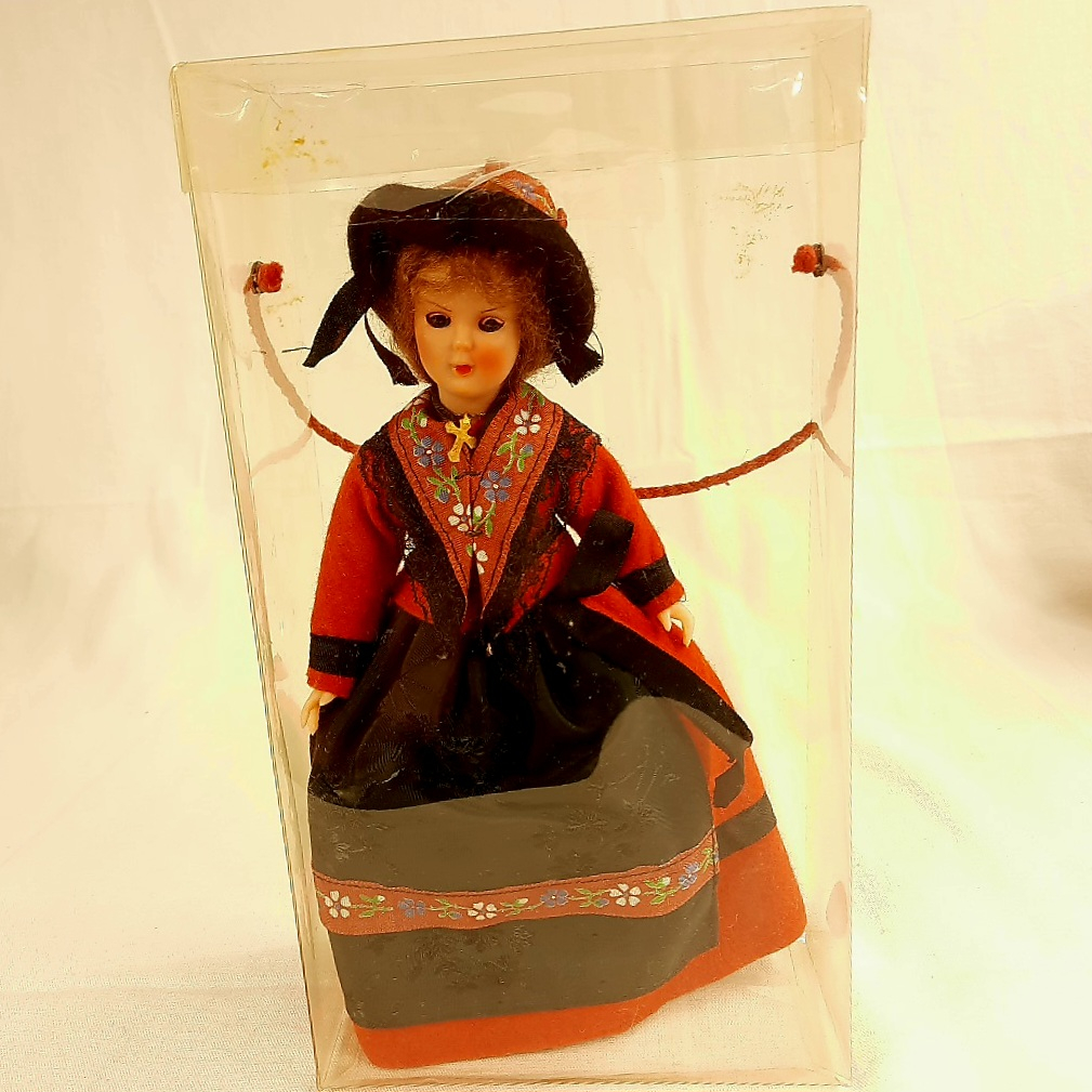 Poupée folklorique suisse de collection Très bon état - 10,00 € Poupée folklorique suisse de collection Très bon état reconditionné disponible sur Label Emmaüs