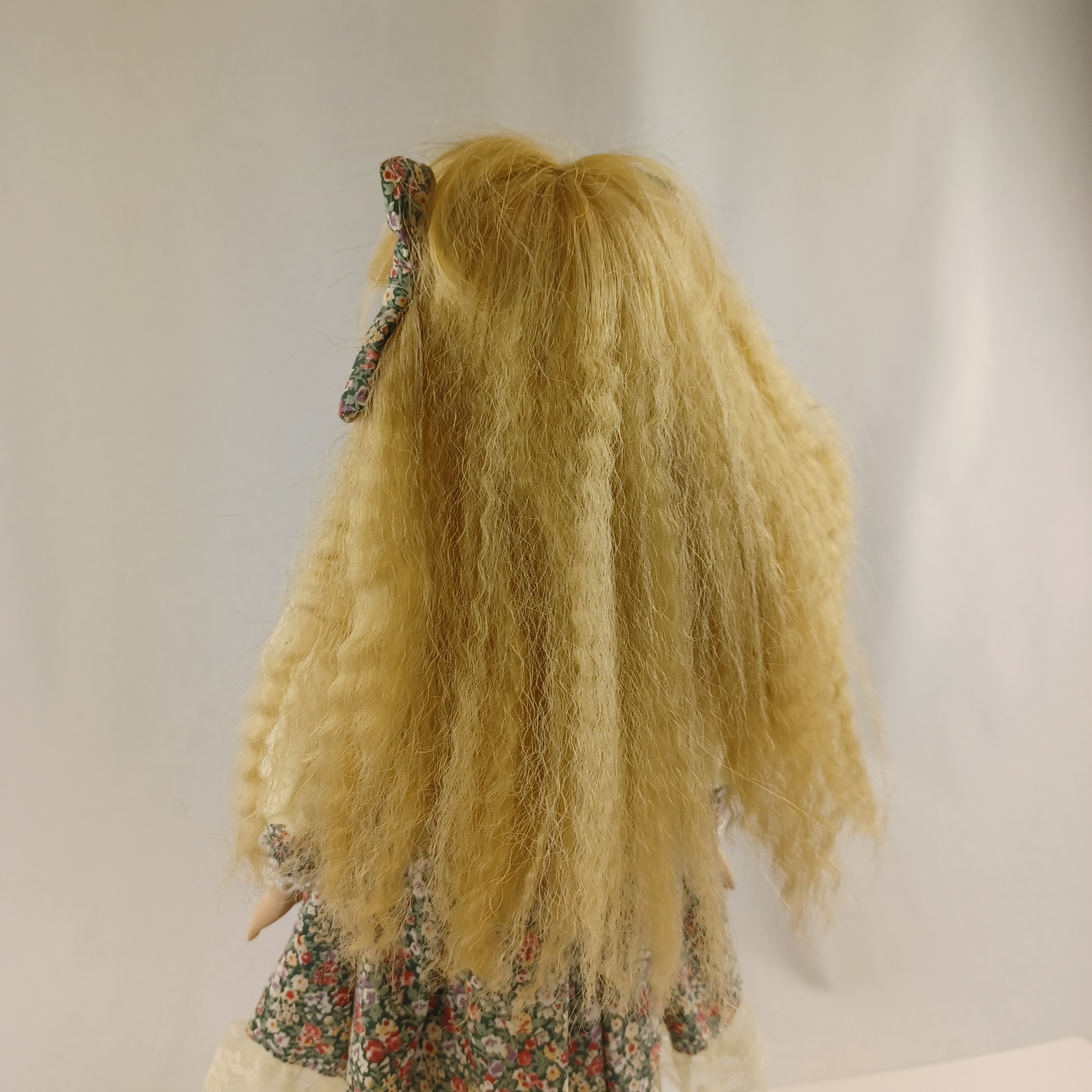 Voir photo 4 de Poupée Nostalgia Mint de 1995 by studio Moonflower blonde à double noeuds dans les cheveux, avec une belle robe ancienne à fleurs de 43cm Poupée Nostalgia Mint de 1995 by studio Moonflower blonde à double noeuds dans les cheveux, avec une belle robe ancienne à fleurs de 43cm Très bon état reconditionné photo 4