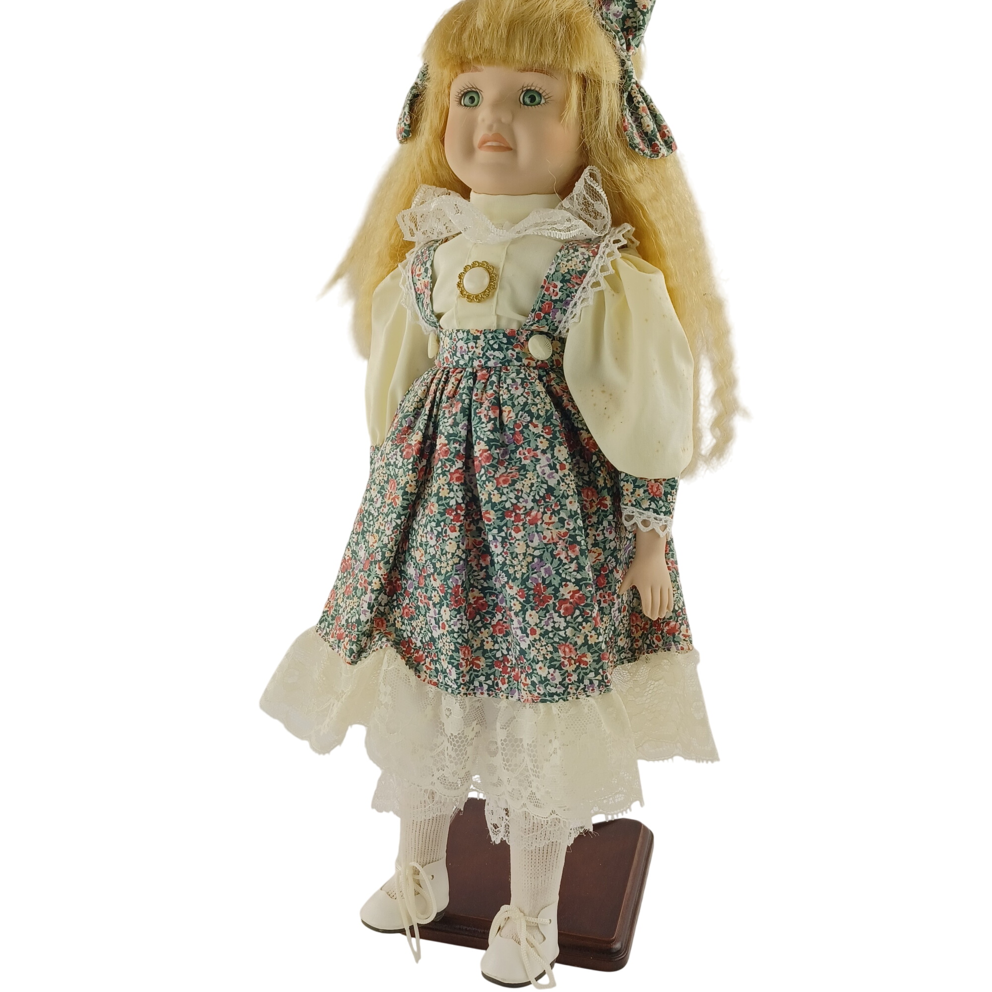Poupée Nostalgia Mint de 1995 by studio Moonflower blonde à double noeuds dans les cheveux, avec une belle robe ancienne à fleurs de 43cm Très bon état - 12,00 € Poupée Nostalgia Mint de 1995 by studio Moonflower blonde à double noeuds dans les cheveux, avec une belle robe ancienne à fleurs de 43cm Très bon état reconditionné disponible sur Label Emmaüs