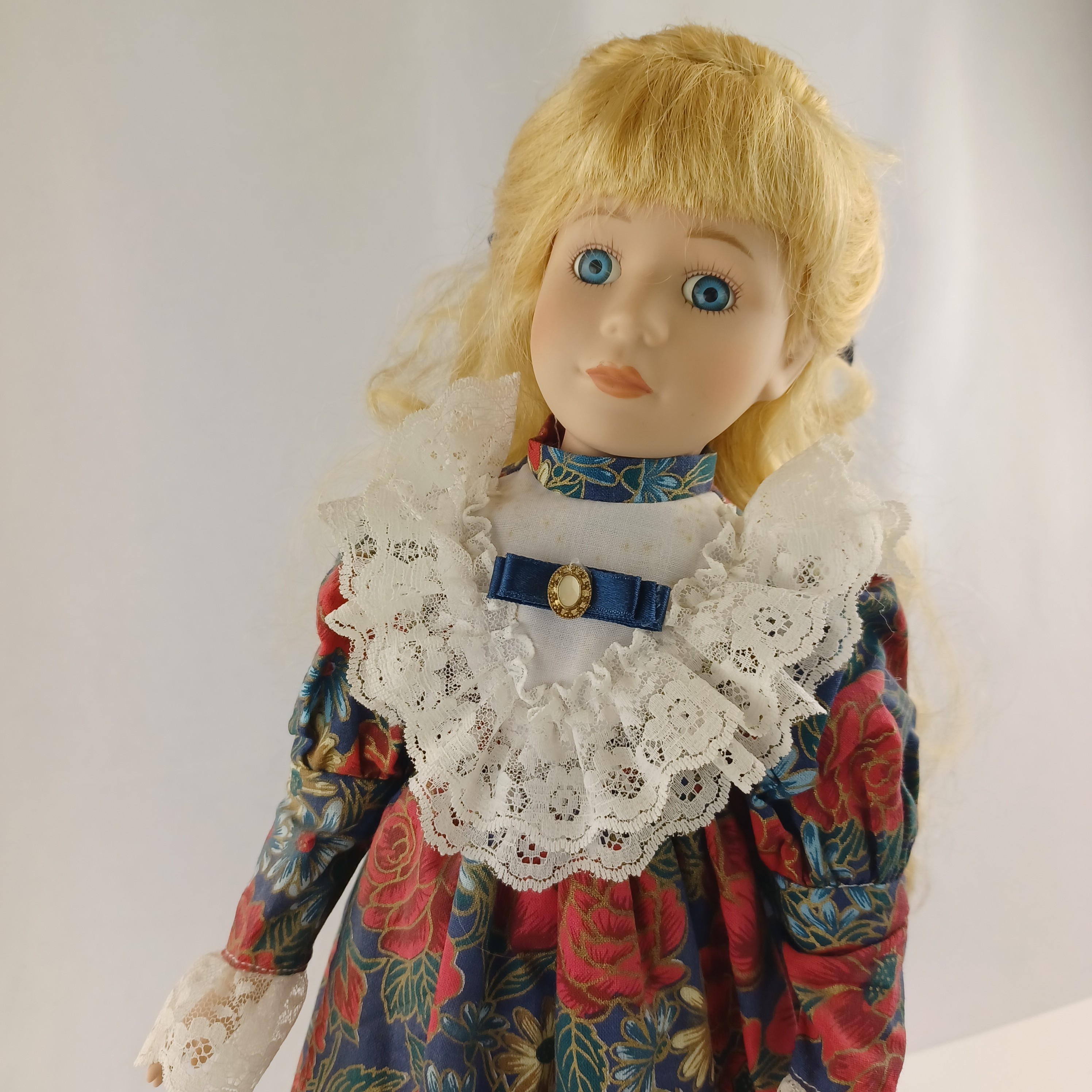Voir photo 2 de Poupée Nostalgia Mint de 1995 by studio Moonflower blonde à noeud bleu dans les cheveux, avec une belle robe ancienne à fleurs de 43cm Poupée Nostalgia Mint de 1995 by studio Moonflower blonde à noeud bleu dans les cheveux, avec une belle robe ancienne à fleurs de 43cm Très bon état reconditionné photo 2