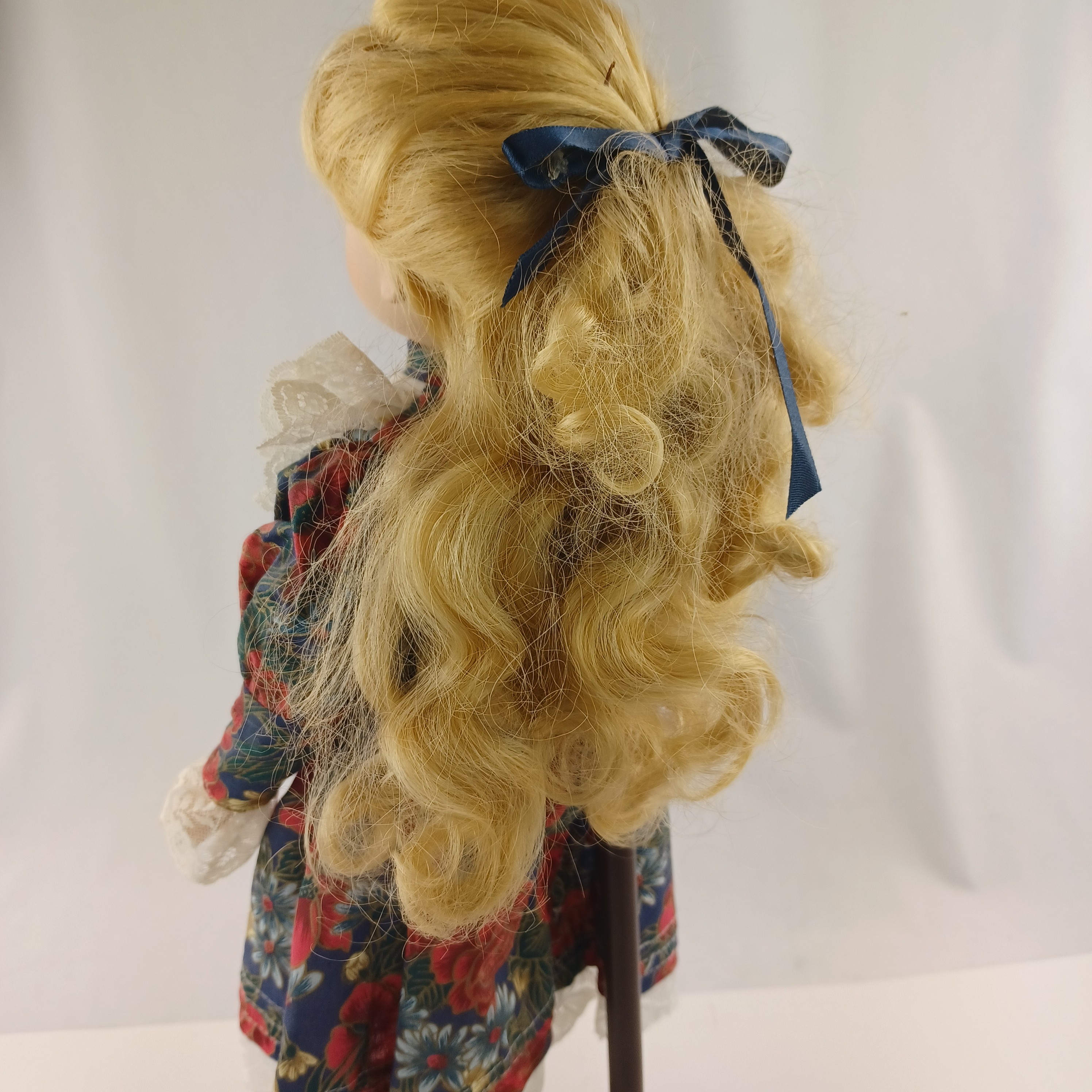 Voir photo 4 de Poupée Nostalgia Mint de 1995 by studio Moonflower blonde à noeud bleu dans les cheveux, avec une belle robe ancienne à fleurs de 43cm Poupée Nostalgia Mint de 1995 by studio Moonflower blonde à noeud bleu dans les cheveux, avec une belle robe ancienne à fleurs de 43cm Très bon état reconditionné photo 4