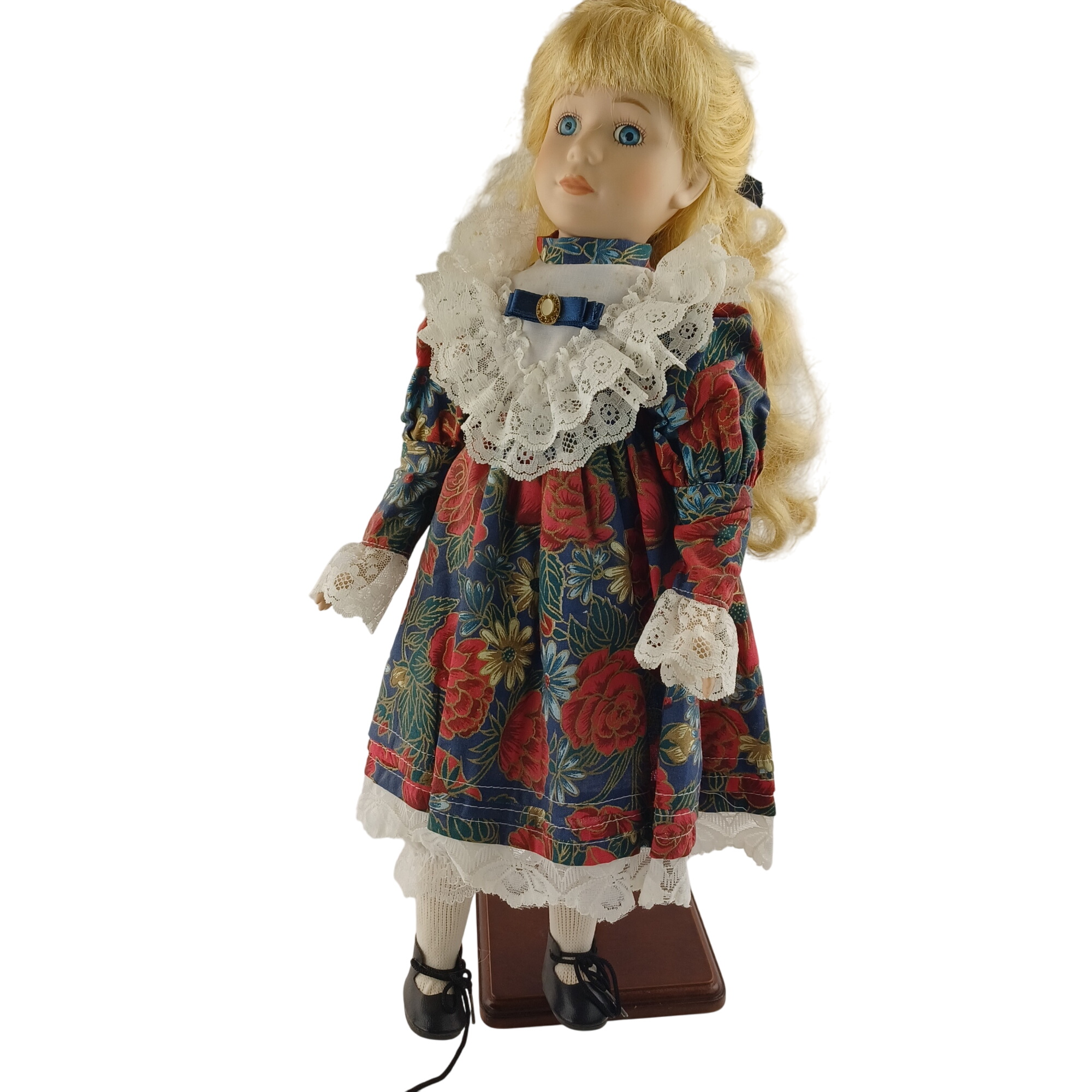 Poupée Nostalgia Mint de 1995 by studio Moonflower blonde à noeud bleu dans les cheveux, avec une belle robe ancienne à fleurs de 43cm Très bon état - 12,00 € Poupée Nostalgia Mint de 1995 by studio Moonflower blonde à noeud bleu dans les cheveux, avec une belle robe ancienne à fleurs de 43cm Très bon état reconditionné disponible sur Label Emmaüs