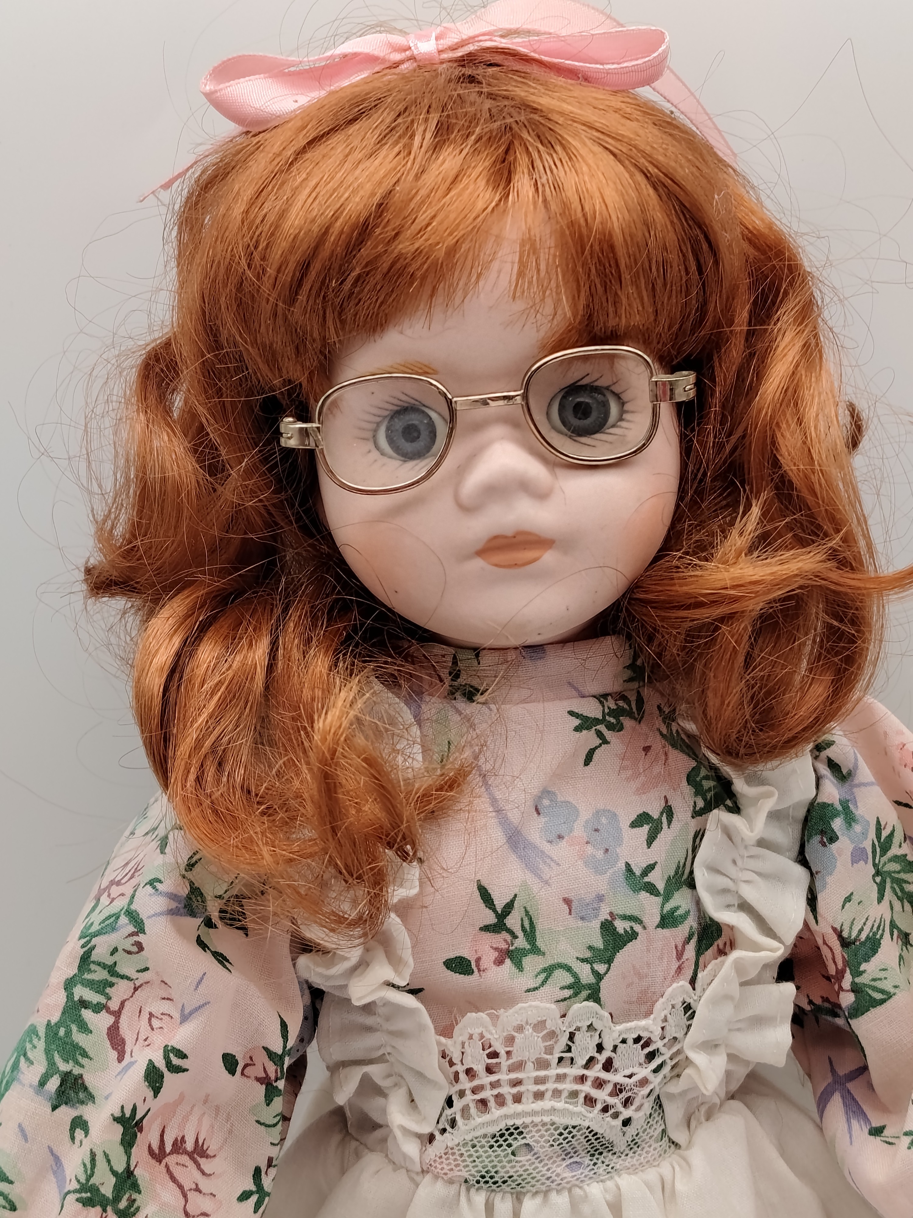 Voir photo 2 de Poupée Porcelaine à lunettes Poupée Porcelaine à lunettes Très bon état reconditionné photo 2