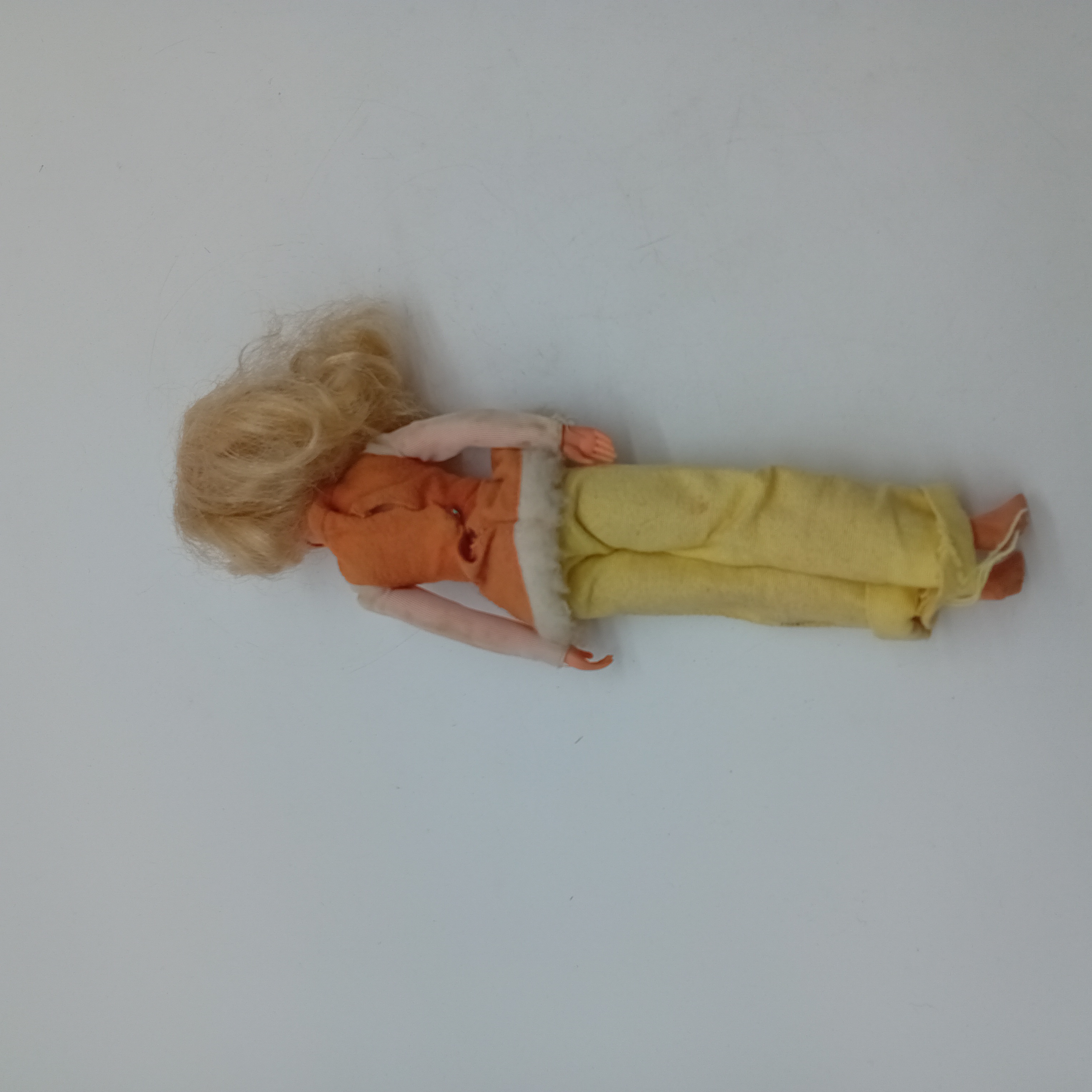 Voir photo 3 de Poupée vintage blonde aux yeux bleus, haut orange et pantalon jaune (sans la chaise) Poupée vintage blonde aux yeux bleus, haut orange et pantalon jaune (sans la chaise) Bon état reconditionné photo 3