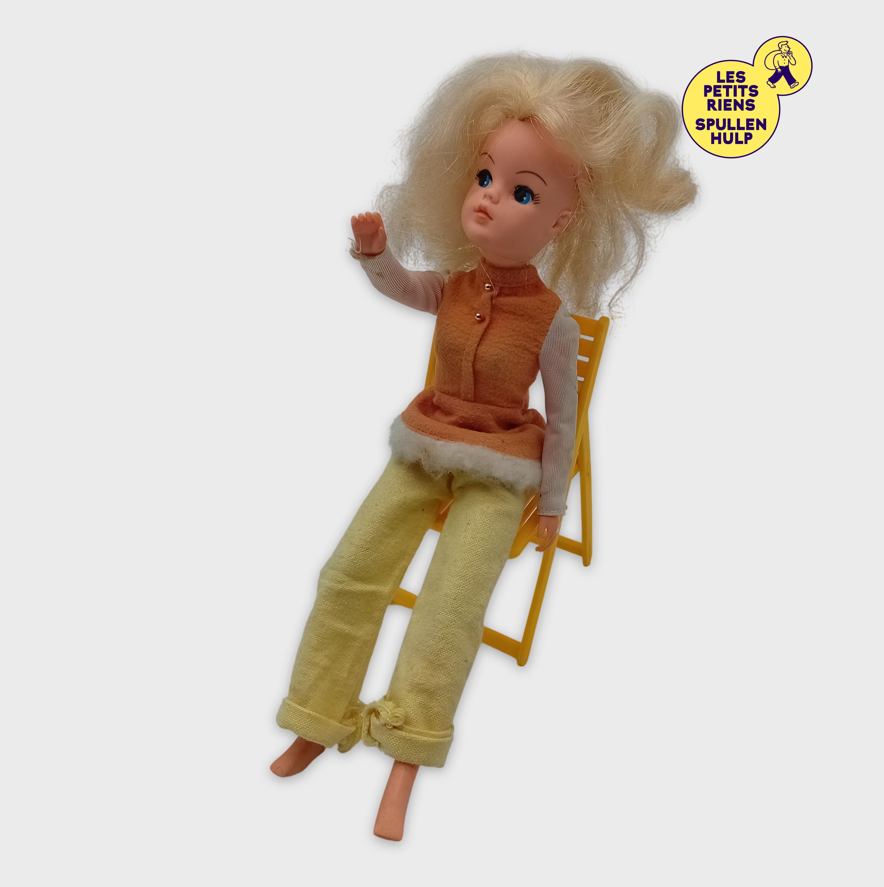Poupée vintage blonde aux yeux bleus, haut orange et pantalon jaune (sans la chaise) Bon état - 20,00 € Poupée vintage blonde aux yeux bleus, haut orange et pantalon jaune (sans la chaise) Bon état reconditionné disponible sur Label Emmaüs