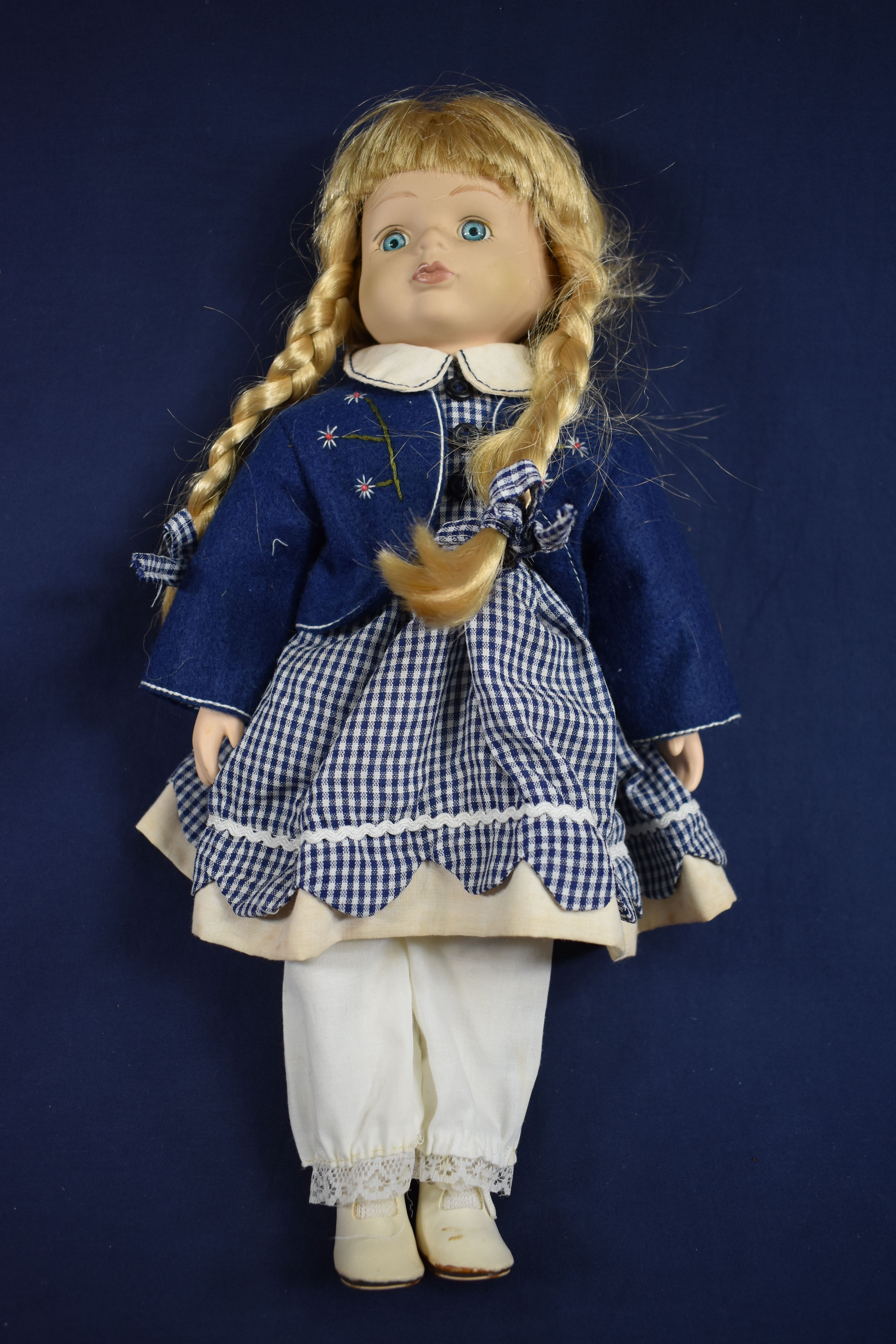 Voir photo 10 de Poupée " vintage " de collection en porcelaine, cheveux blonds tressés, hauteur 37 cm. Poupée " vintage " de collection en porcelaine, cheveux blonds tressés, hauteur 37 cm. Bon état reconditionné photo 10