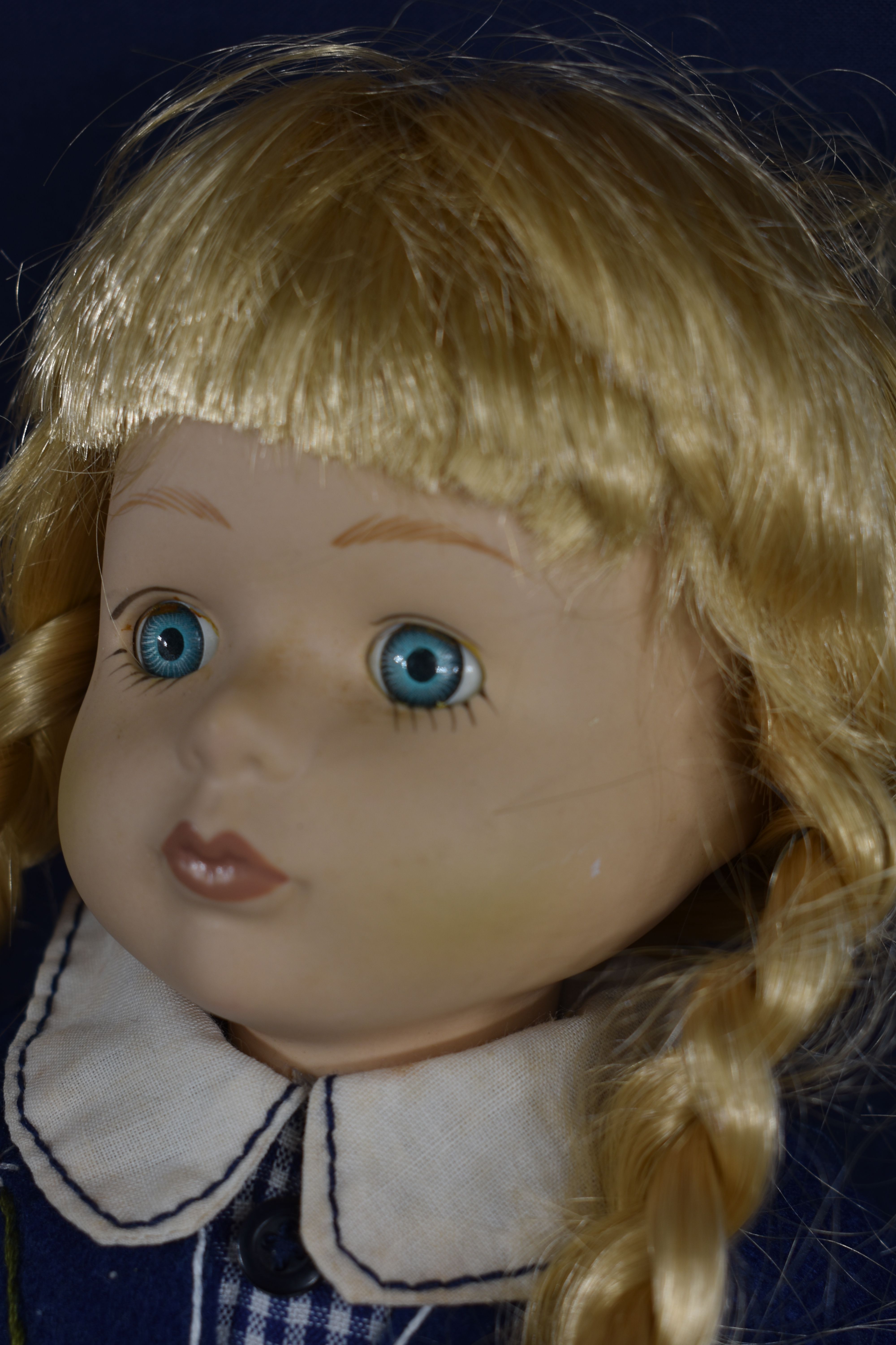 Voir photo 13 de Poupée " vintage " de collection en porcelaine, cheveux blonds tressés, hauteur 37 cm. Poupée " vintage " de collection en porcelaine, cheveux blonds tressés, hauteur 37 cm. Bon état reconditionné photo 13