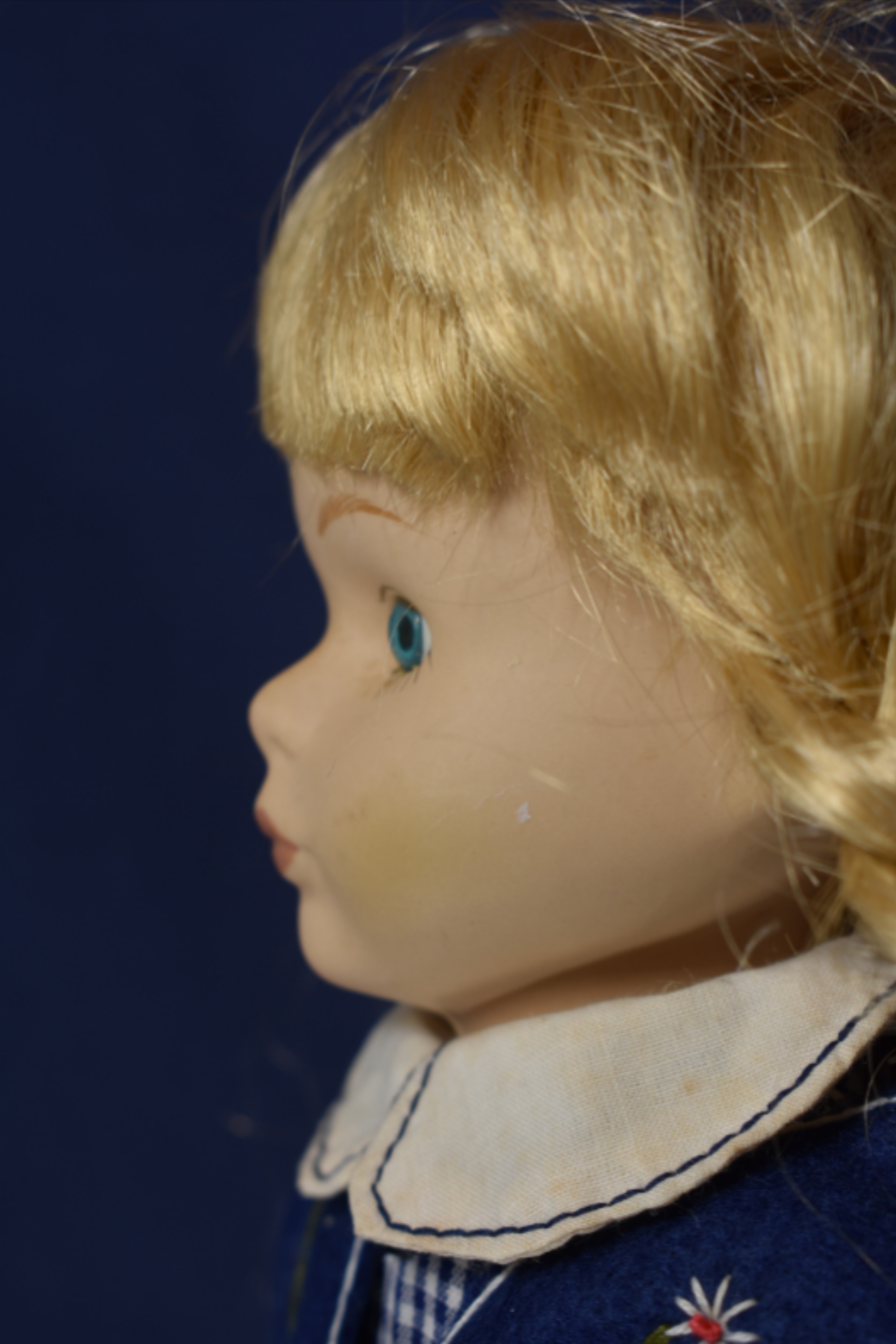 Voir photo 2 de Poupée " vintage " de collection en porcelaine, cheveux blonds tressés, hauteur 37 cm. Poupée " vintage " de collection en porcelaine, cheveux blonds tressés, hauteur 37 cm. Bon état reconditionné photo 2