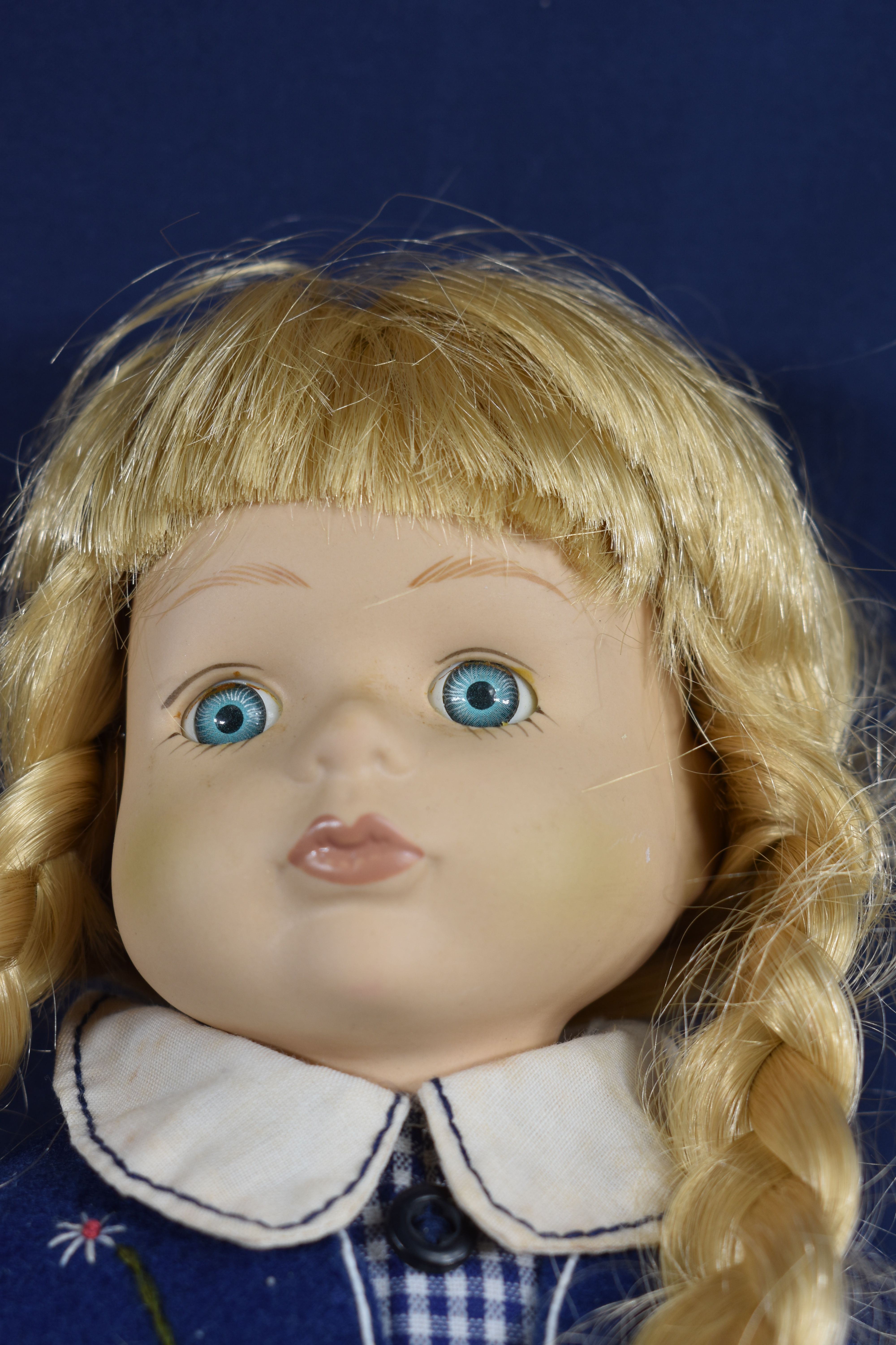 Voir photo 7 de Poupée " vintage " de collection en porcelaine, cheveux blonds tressés, hauteur 37 cm. Poupée " vintage " de collection en porcelaine, cheveux blonds tressés, hauteur 37 cm. Bon état reconditionné photo 7