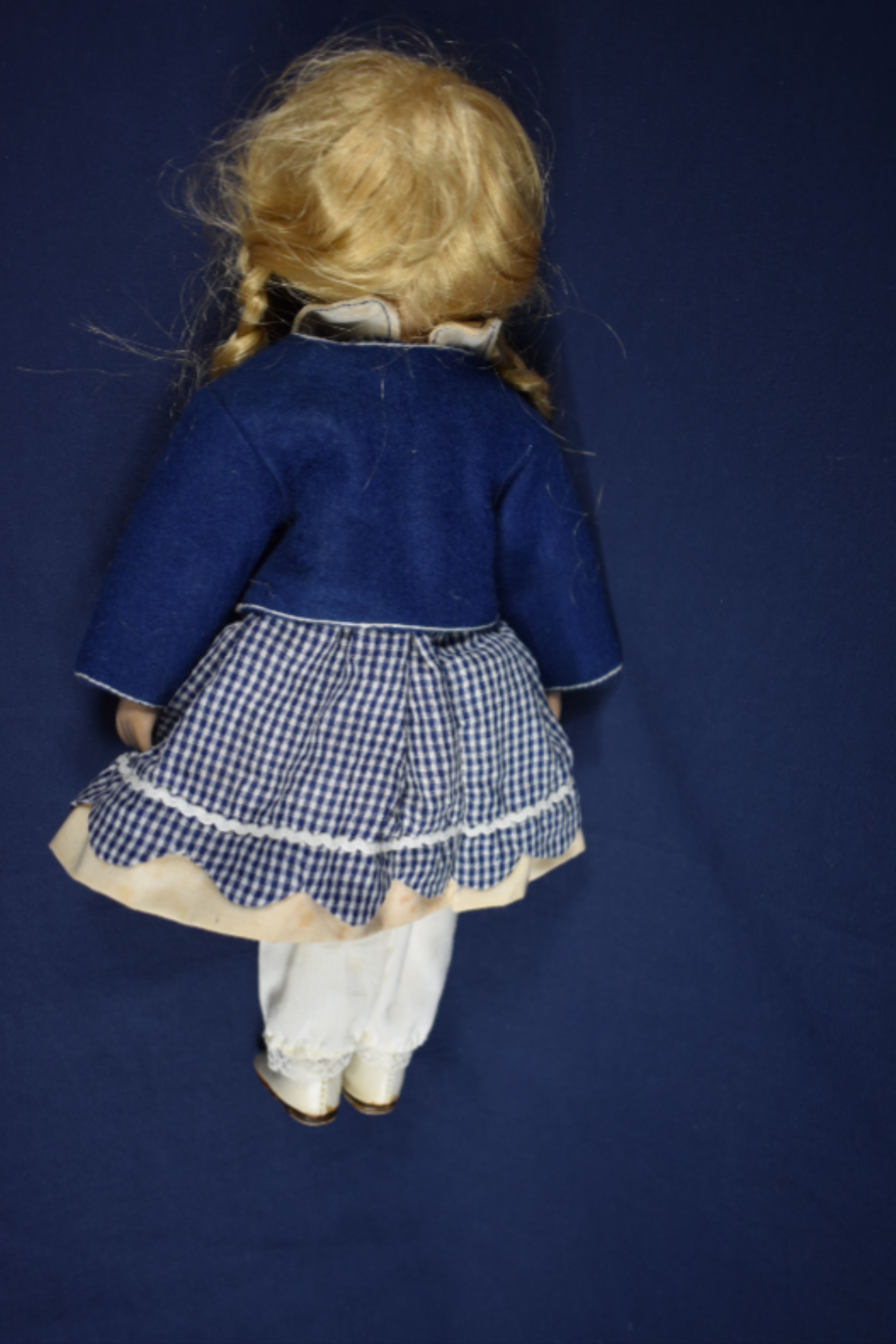 Voir photo 9 de Poupée " vintage " de collection en porcelaine, cheveux blonds tressés, hauteur 37 cm. Poupée " vintage " de collection en porcelaine, cheveux blonds tressés, hauteur 37 cm. Bon état reconditionné photo 9