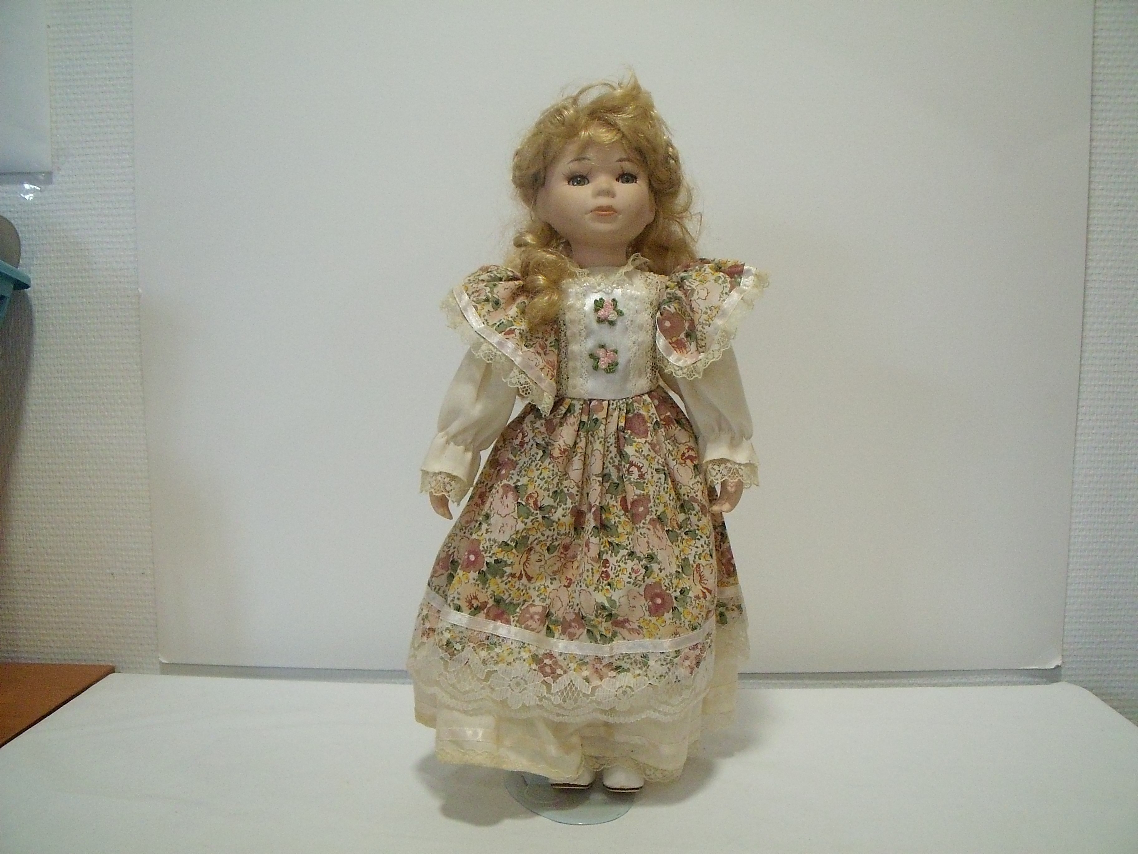 Acheter Poupée Vintage Porcelaine Bon état - 10,00 € Poupée Vintage Porcelaine Bon état reconditionné disponible sur Label Emmaüs