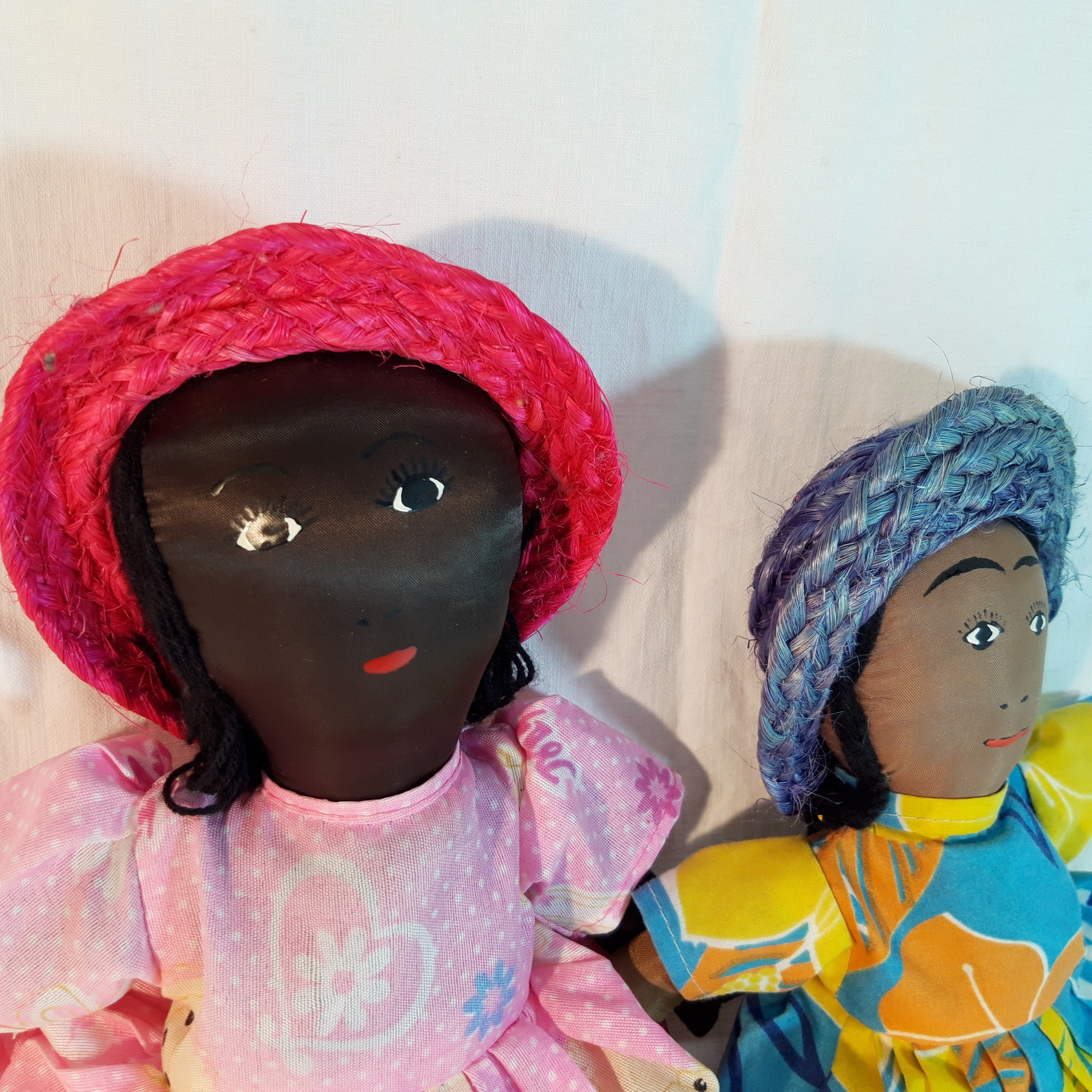 Voir photo 2 de Poupées, Artisanat fait main en tissu recyclé – Rwanda – Ensemble 2 Poupées Poupées, Artisanat fait main en tissu recyclé – Rwanda – Ensemble 2 Poupées Bon état reconditionné photo 2