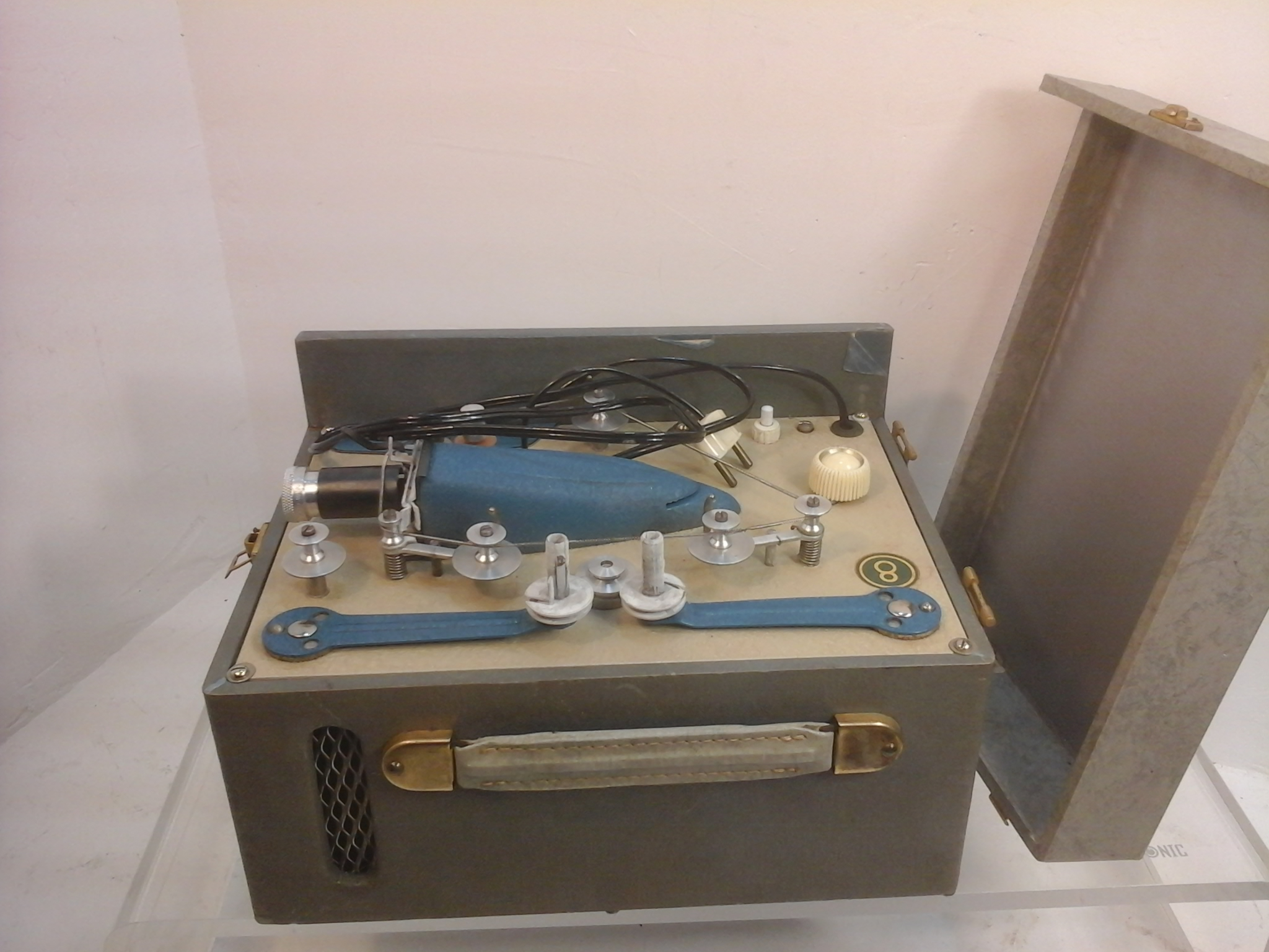 Voir photo 2 de Projecteur ancien Lapierre et Saphir-Appareil de projection vintage-collection-déco Projecteur ancien Lapierre et Saphir-Appareil de projection vintage-collection-déco Bon état reconditionné photo 2