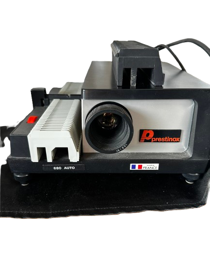 Voir photo 2 de Projecteur diapos Prestinox vintage avec boîtier de commande Projecteur diapos Prestinox vintage avec boîtier de commande Très bon état reconditionné photo 2