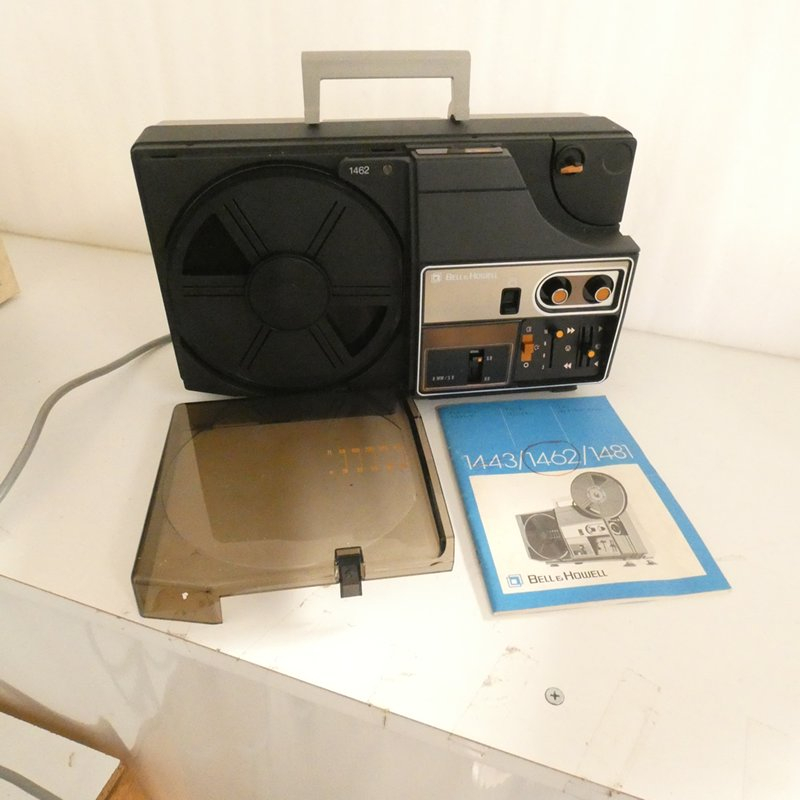 Voir photo 3 de Projecteur super 8 et 8mm BELL & HOWELL Projecteur super 8 et 8mm BELL & HOWELL Très bon état reconditionné photo 3