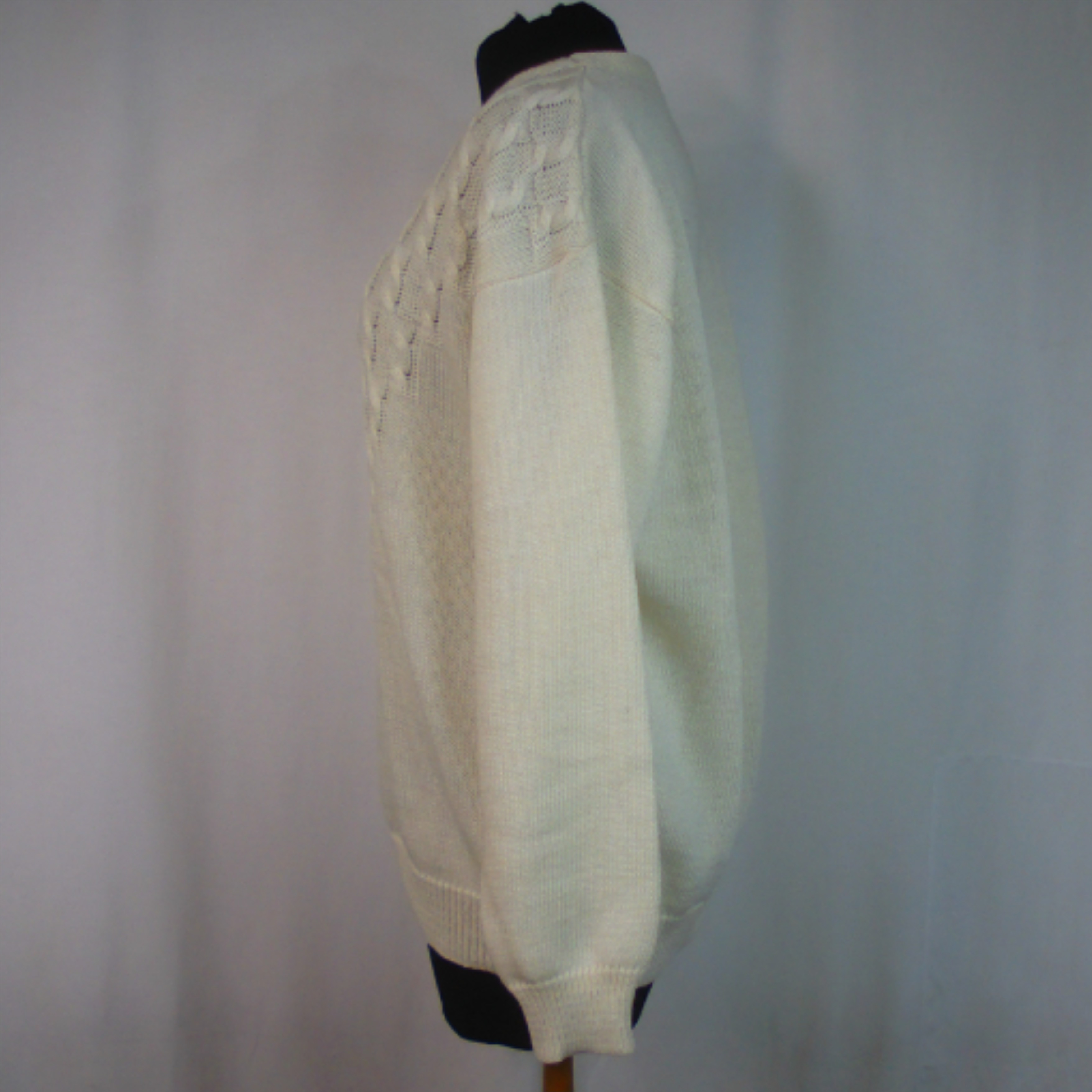 Voir photo 3 de Pull, crème motifs torsades, taille 38 estimée Pull, crème motifs torsades, taille 38 estimée Très bon état reconditionné photo 3