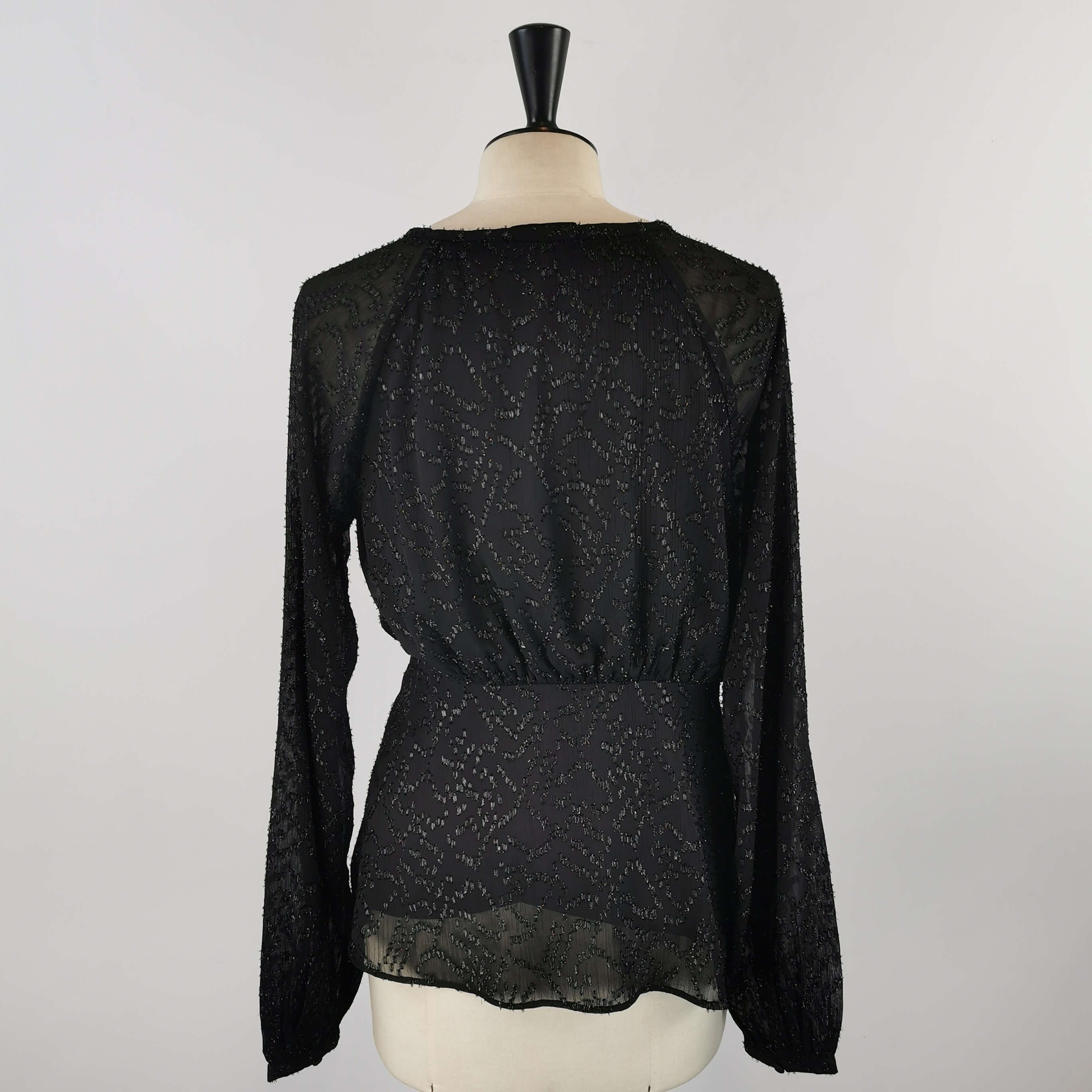 Voir photo 2 de Pull INSTYLE TM(estimée) noir Pull INSTYLE TM(estimée) noir Très bon état reconditionné photo 2