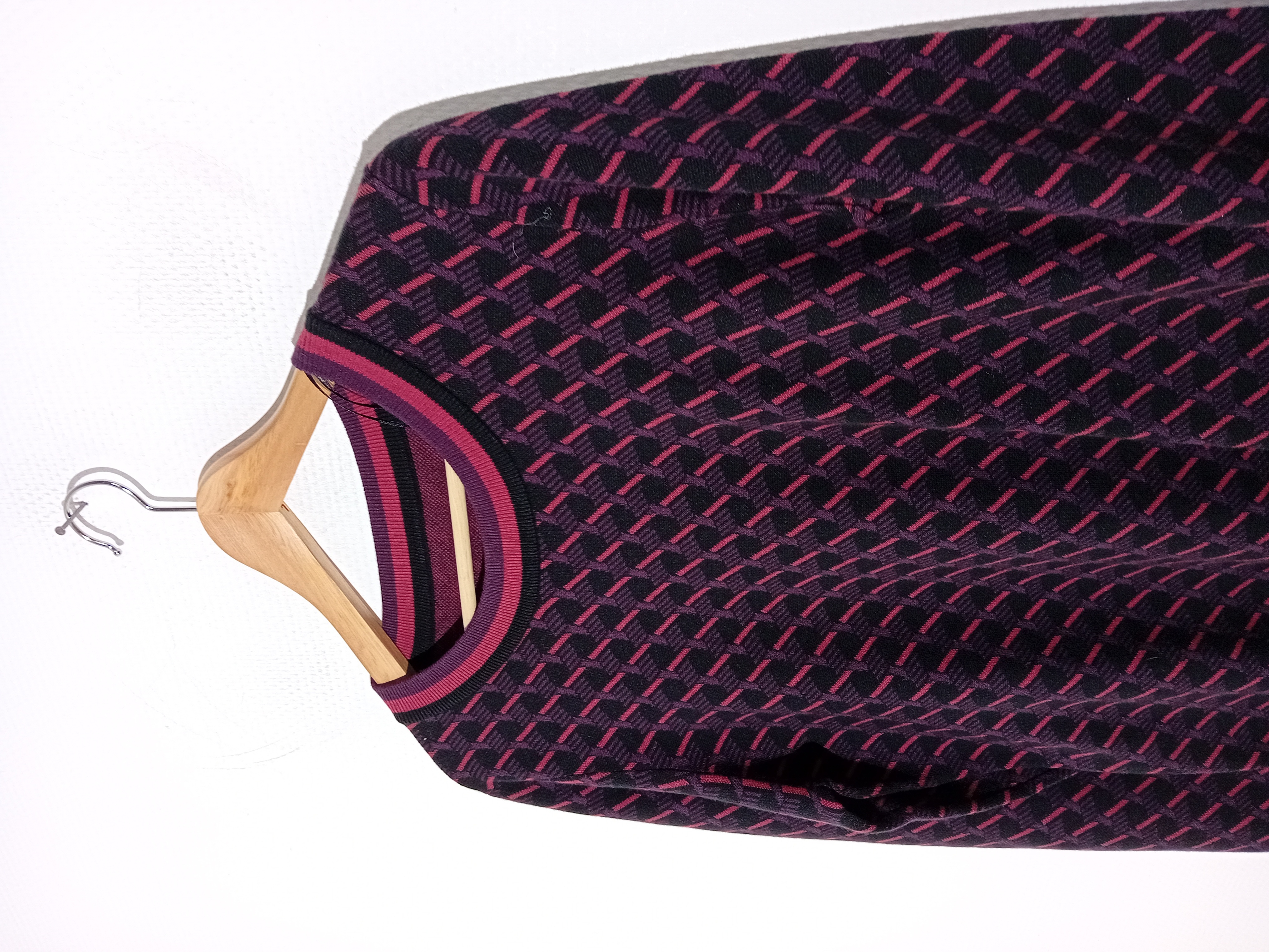 Voir photo 3 de Pull Motifs Géométriques Bordeaux Et Noir M (T3698) Pull Motifs Géométriques Bordeaux Et Noir M (T3698) Très bon état reconditionné photo 3