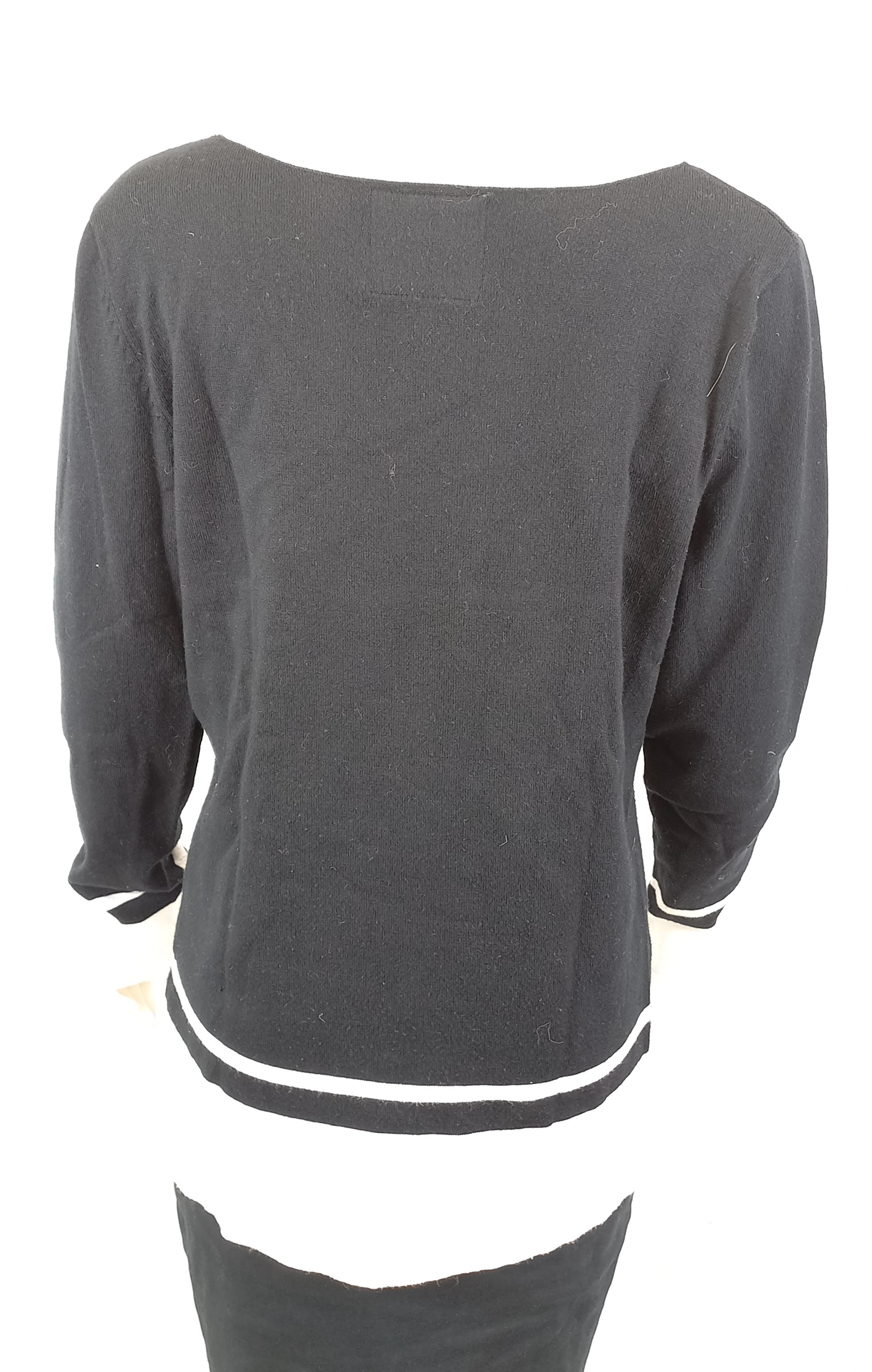 Voir photo 3 de Pull noir col poignet et bas du pull blanc avec rayure blanche "terre de marins" T3 Pull noir col poignet et bas du pull blanc avec rayure blanche "terre de marins" T3 Très bon état reconditionné photo 3