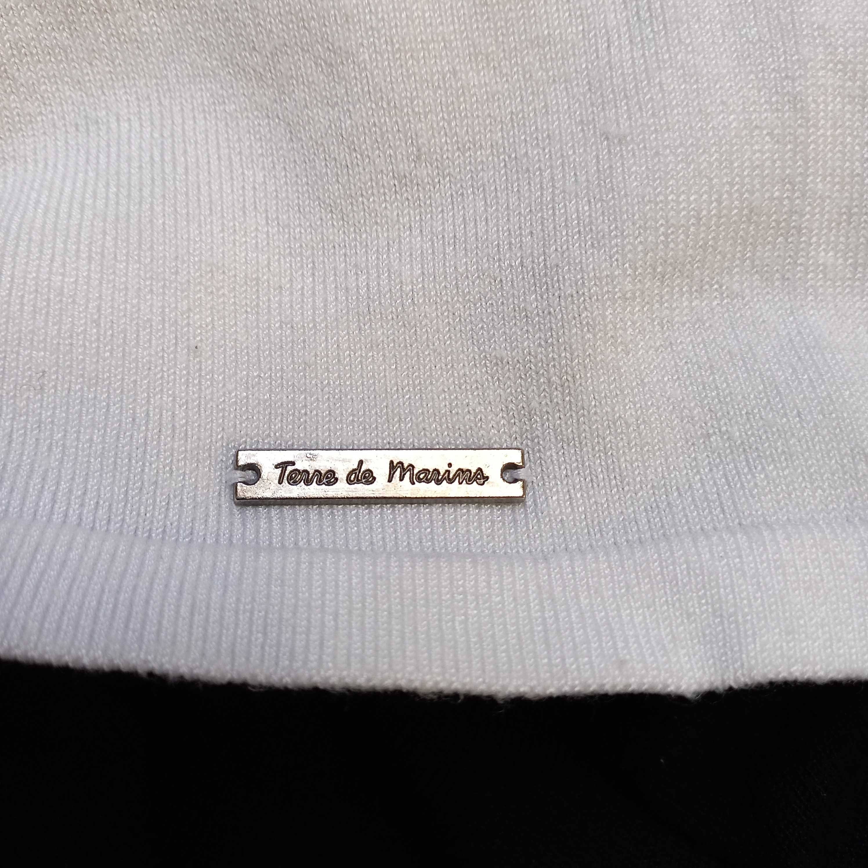 Voir photo 4 de Pull noir col poignet et bas du pull blanc avec rayure blanche "terre de marins" T3 Pull noir col poignet et bas du pull blanc avec rayure blanche "terre de marins" T3 Très bon état reconditionné photo 4