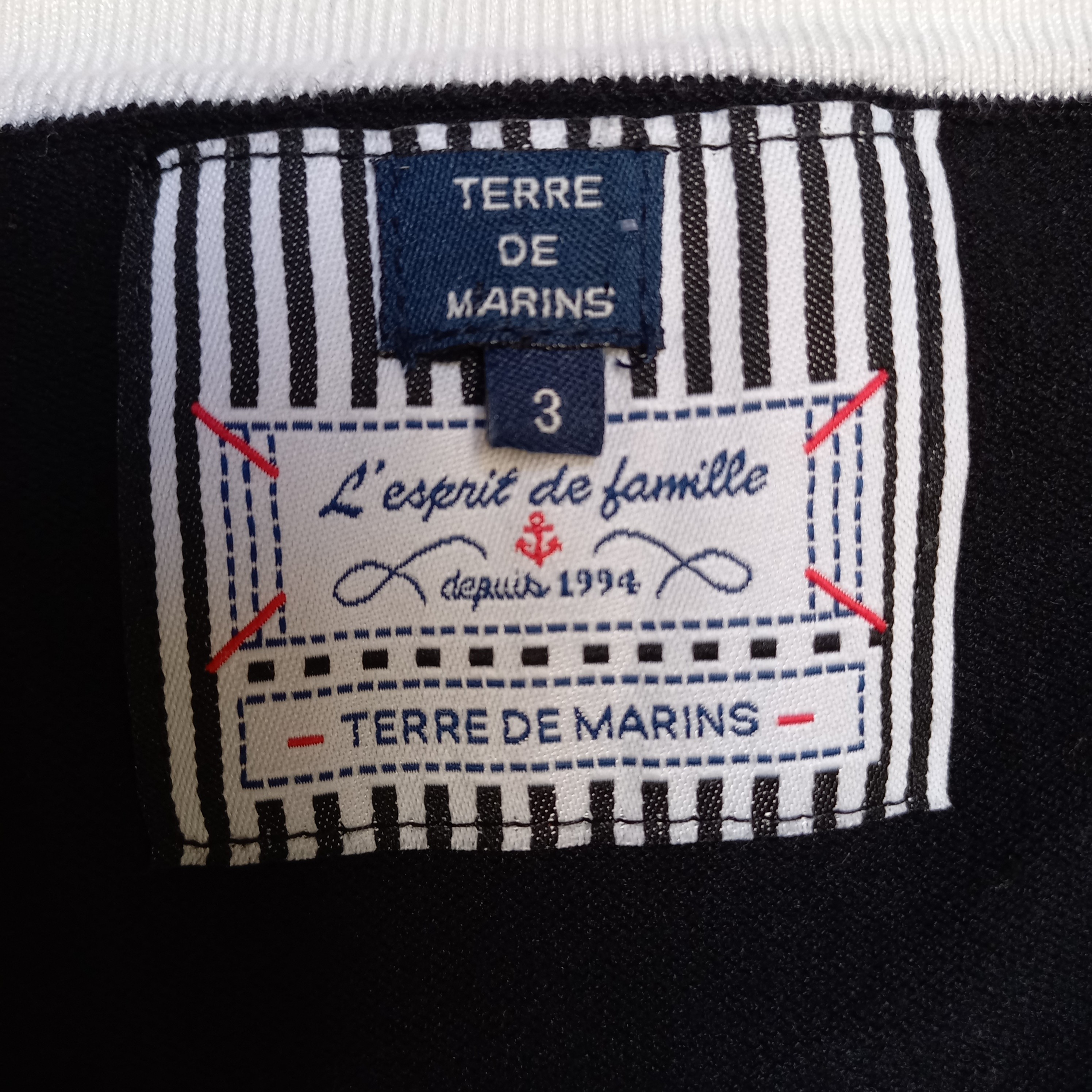 Voir photo 5 de Pull noir col poignet et bas du pull blanc avec rayure blanche "terre de marins" T3 Pull noir col poignet et bas du pull blanc avec rayure blanche "terre de marins" T3 Très bon état reconditionné photo 5