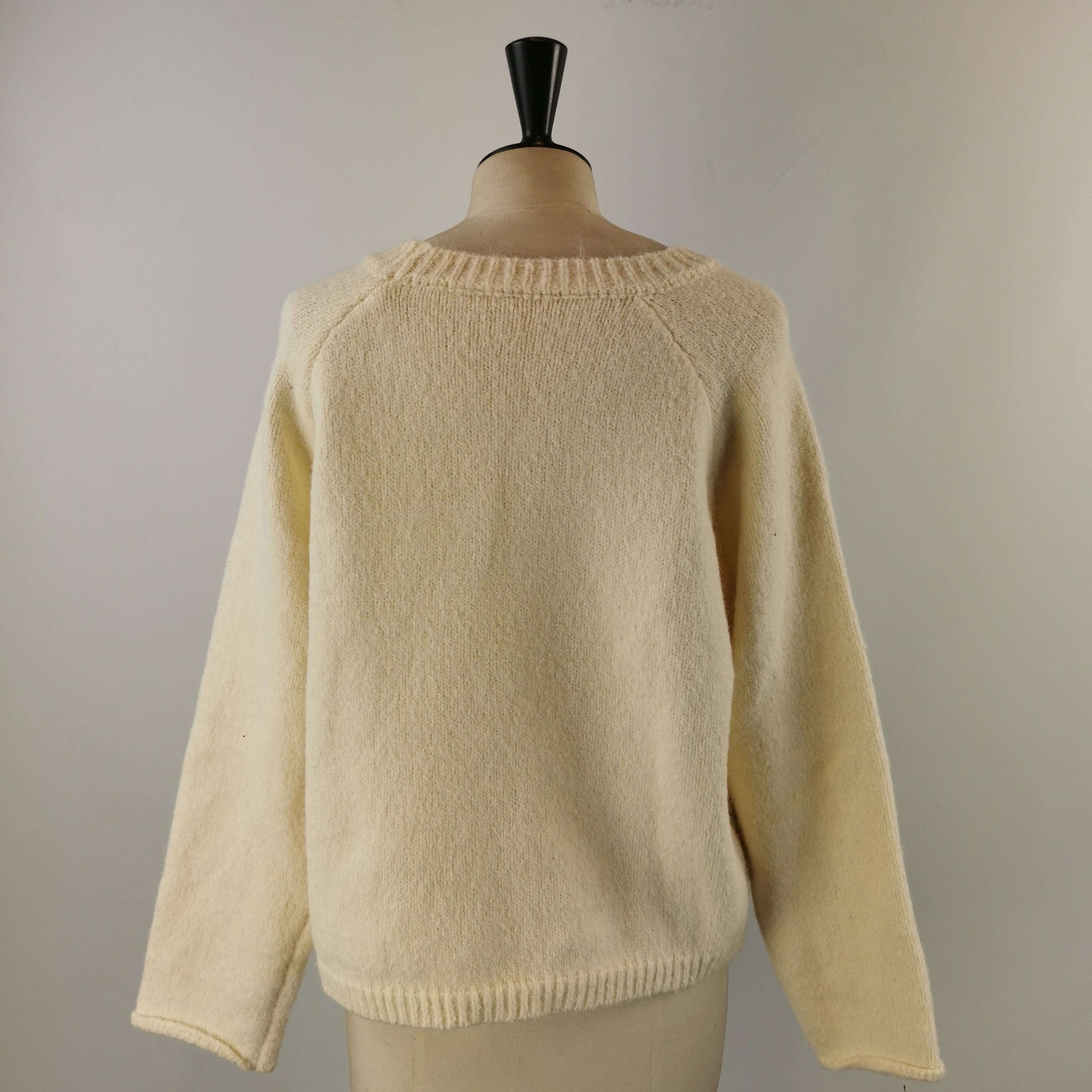Voir photo 2 de Pull – Taille M/L (estimée) (FR) – Écru et beige – Motif tissé géométrique – Col rond Pull – Taille M/L (estimée) (FR) – Écru et beige – Motif tissé géométrique – Col rond Parfait état reconditionné photo 2