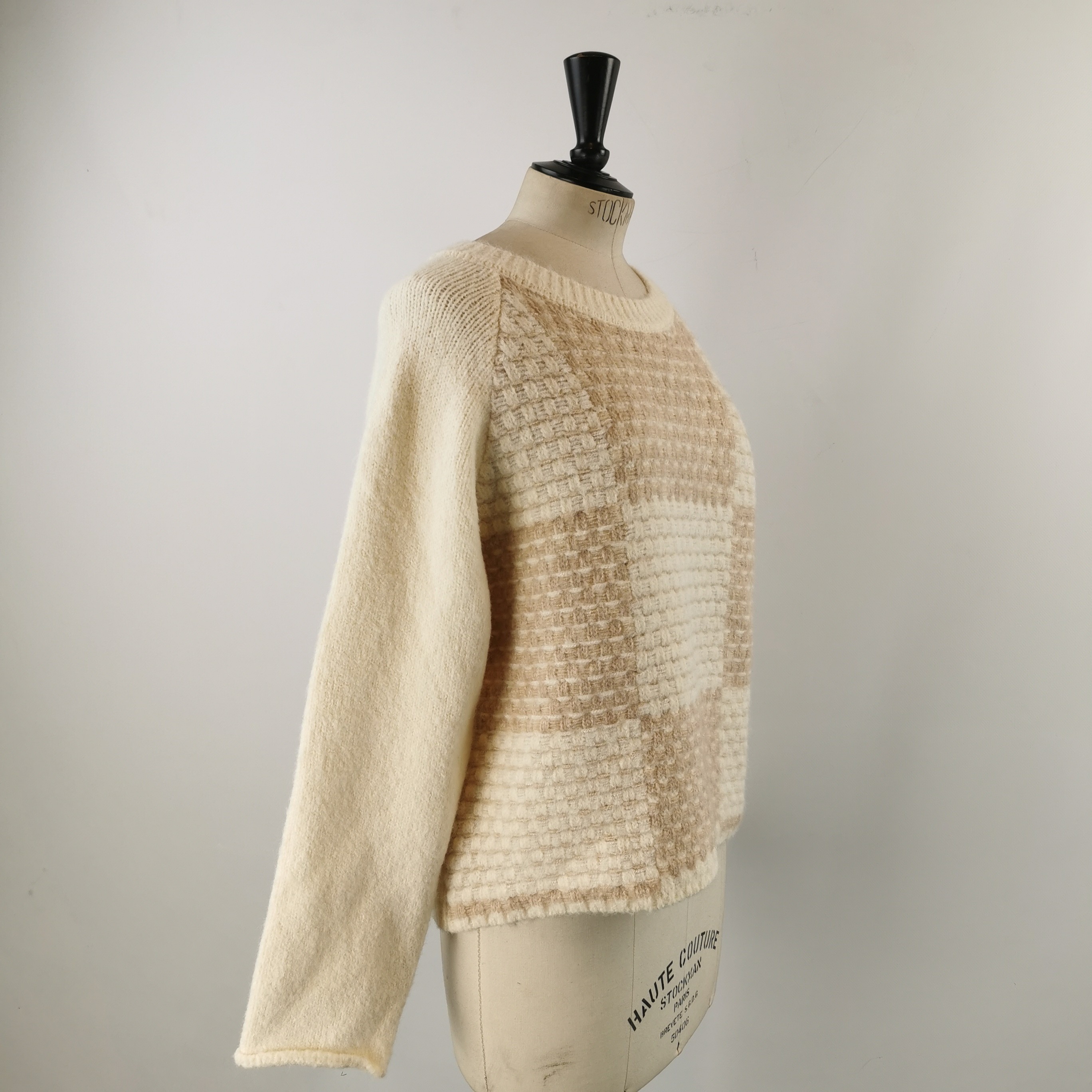 Voir photo 3 de Pull – Taille M/L (estimée) (FR) – Écru et beige – Motif tissé géométrique – Col rond Pull – Taille M/L (estimée) (FR) – Écru et beige – Motif tissé géométrique – Col rond Parfait état reconditionné photo 3