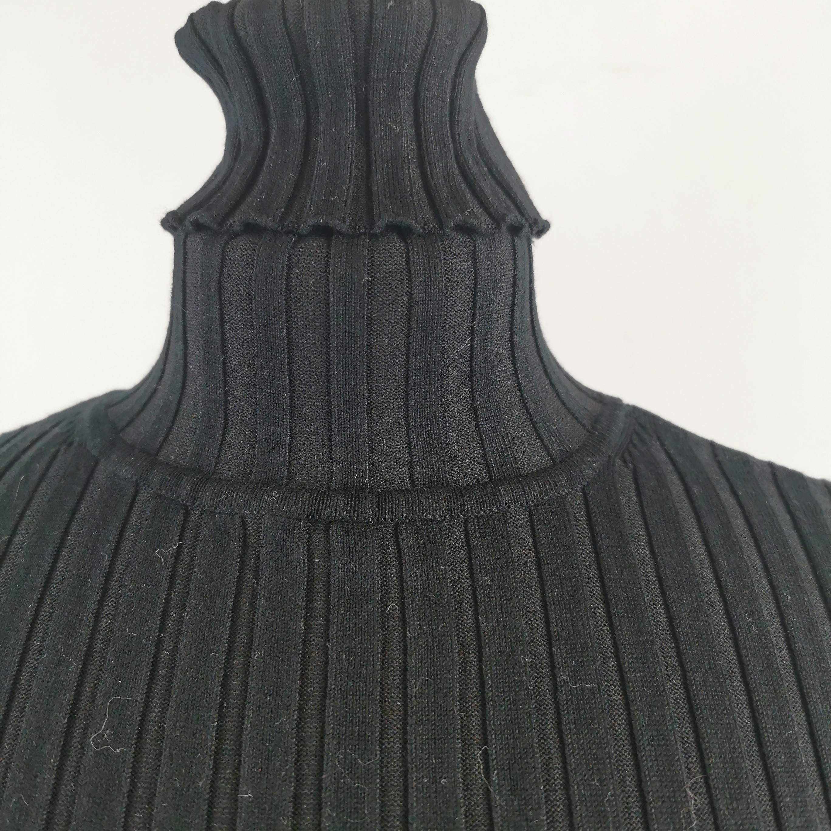 Voir photo 3 de Pull ZARA TS noir Pull ZARA TS noir Très bon état reconditionné photo 3