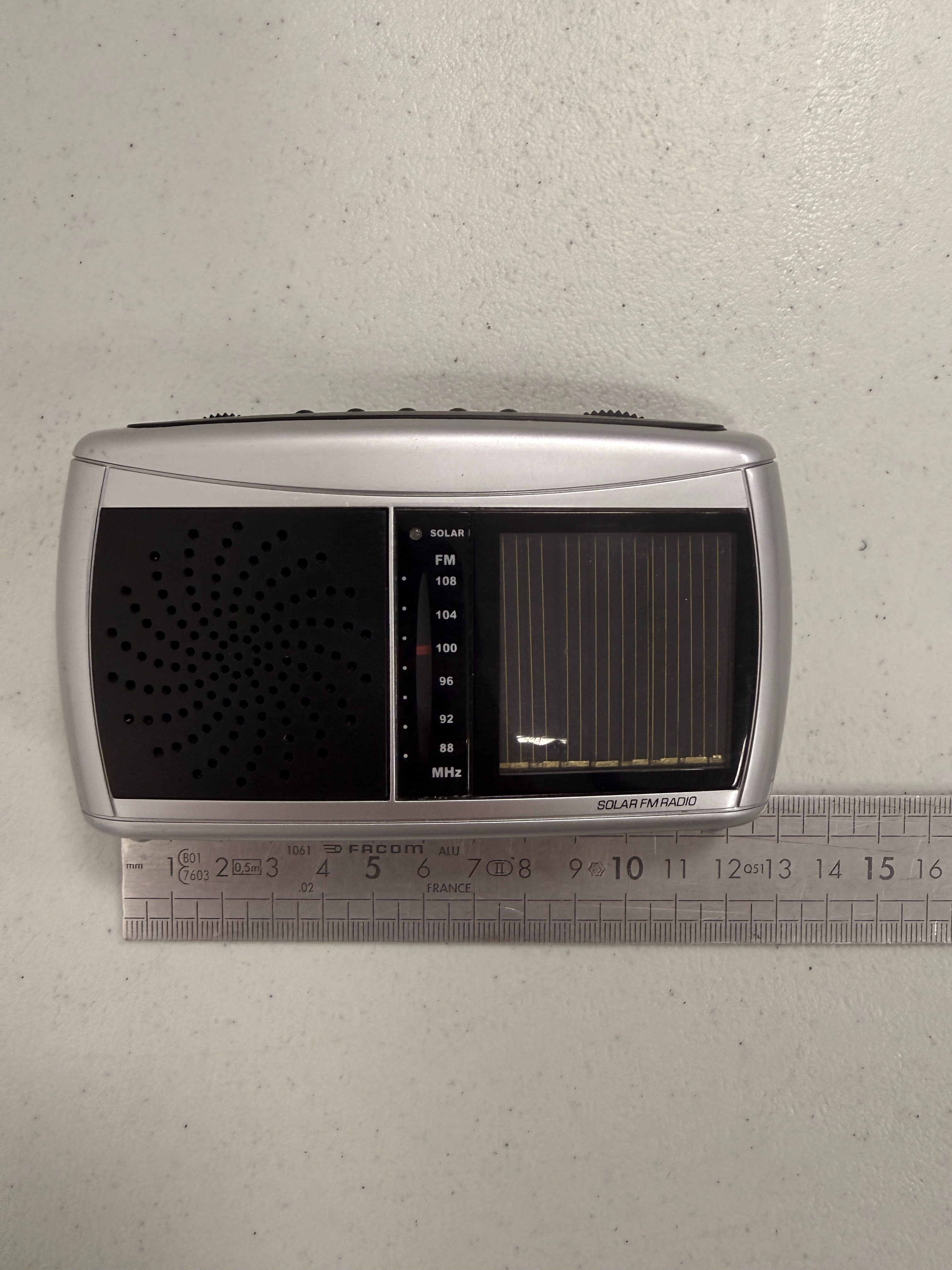 Voir photo 2 de Radio de poche solaire + appareil photo jetable = combo de rêve + cadeau offert | Dero Radio de poche solaire + appareil photo jetable = combo de rêve + cadeau offert Bon état reconditionné photo 2 | Dero