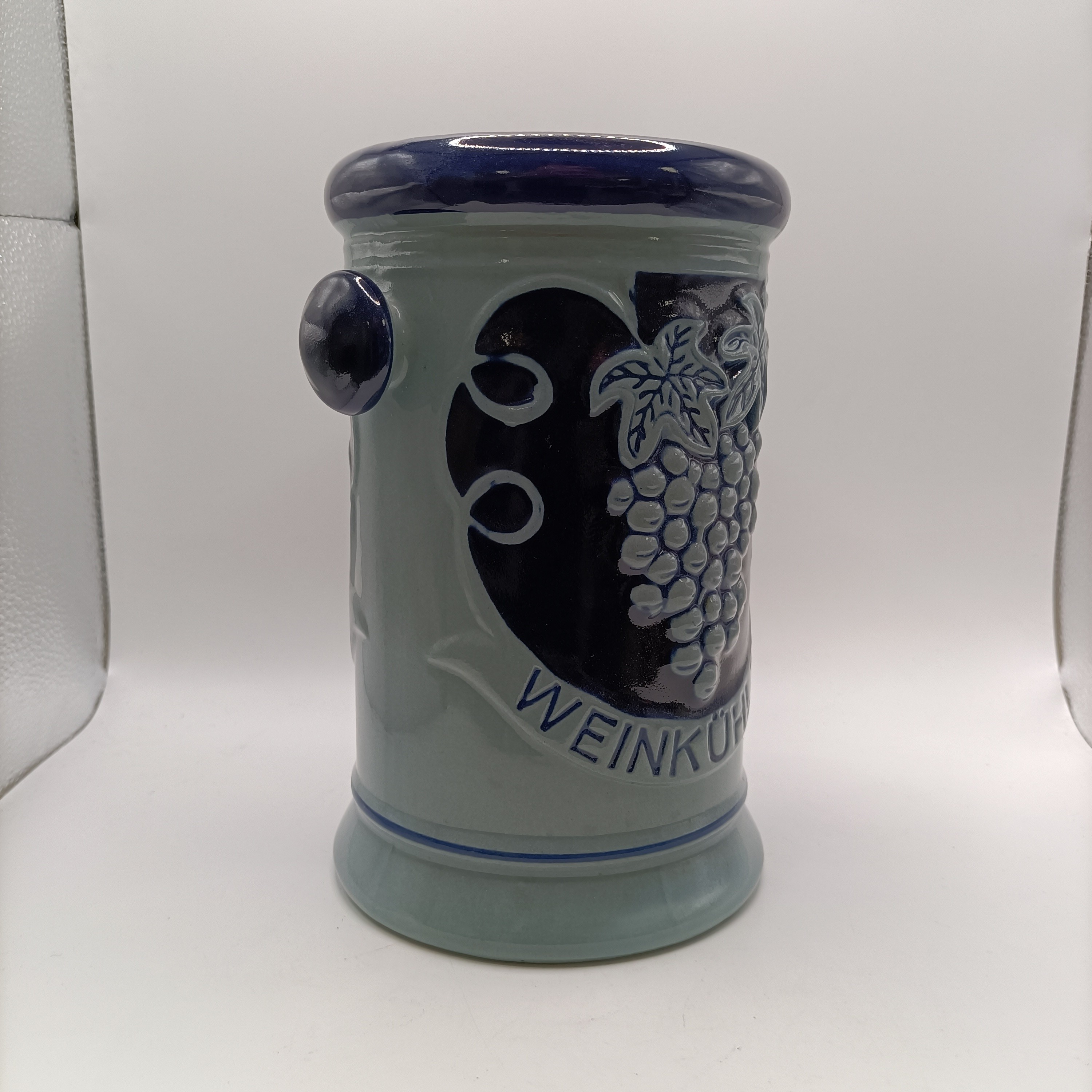 Voir photo 2 de Rafraîchisseur à vin Weinkuhler West Germany céramique vintage décor raisin bleu Rafraîchisseur à vin Weinkuhler West Germany céramique vintage décor raisin bleu Très bon état reconditionné photo 2