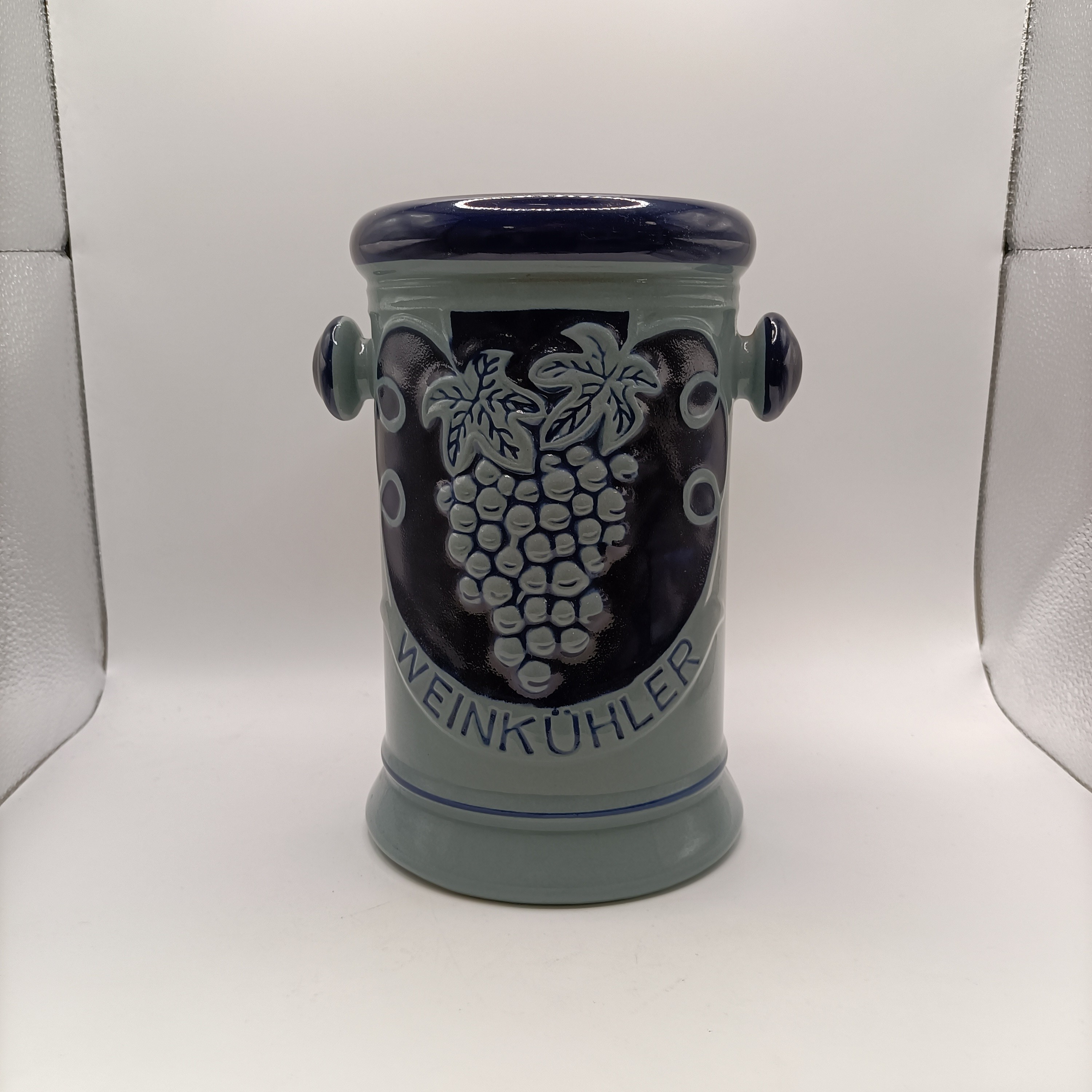 Voir photo 4 de Rafraîchisseur à vin Weinkuhler West Germany céramique vintage décor raisin bleu Rafraîchisseur à vin Weinkuhler West Germany céramique vintage décor raisin bleu Très bon état reconditionné photo 4