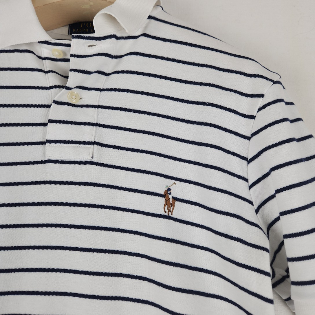 Voir photo 2 de Ralph Lauren – polo blanc à rayures en coton - Taille XS mesures Carrure Poitrine= 42 cm Longueur=70 cm Ralph Lauren – polo blanc à rayures en coton - Taille XS mesures Carrure Poitrine= 42 cm Longueur=70 cm Très bon état reconditionné photo 2