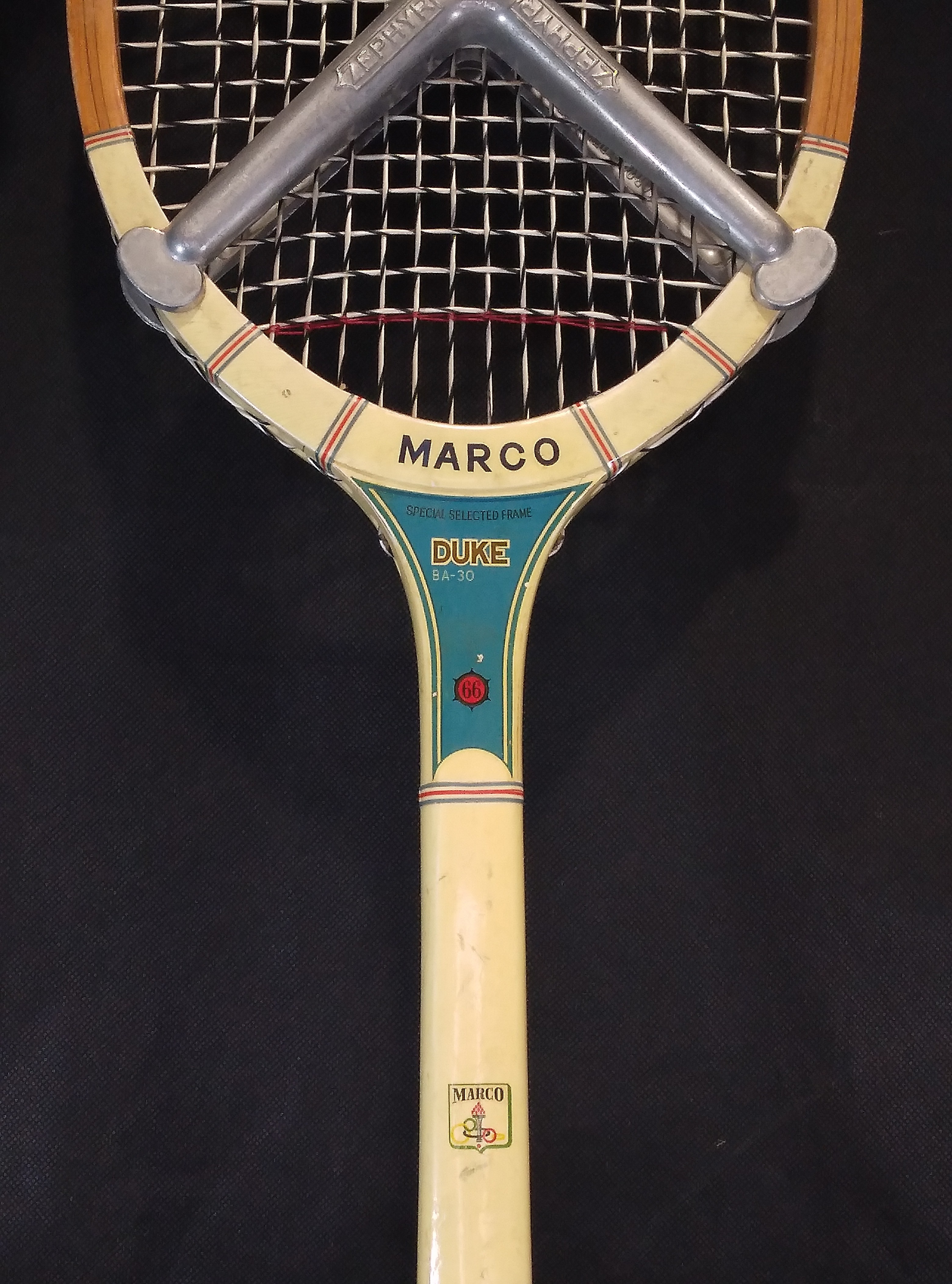 Voir photo 3 de Raquette de tennis, Marco "Duke"- avec sa croix en métal Zéphyr Raquette de tennis, Marco "Duke"- avec sa croix en métal Zéphyr reconditionné photo 3