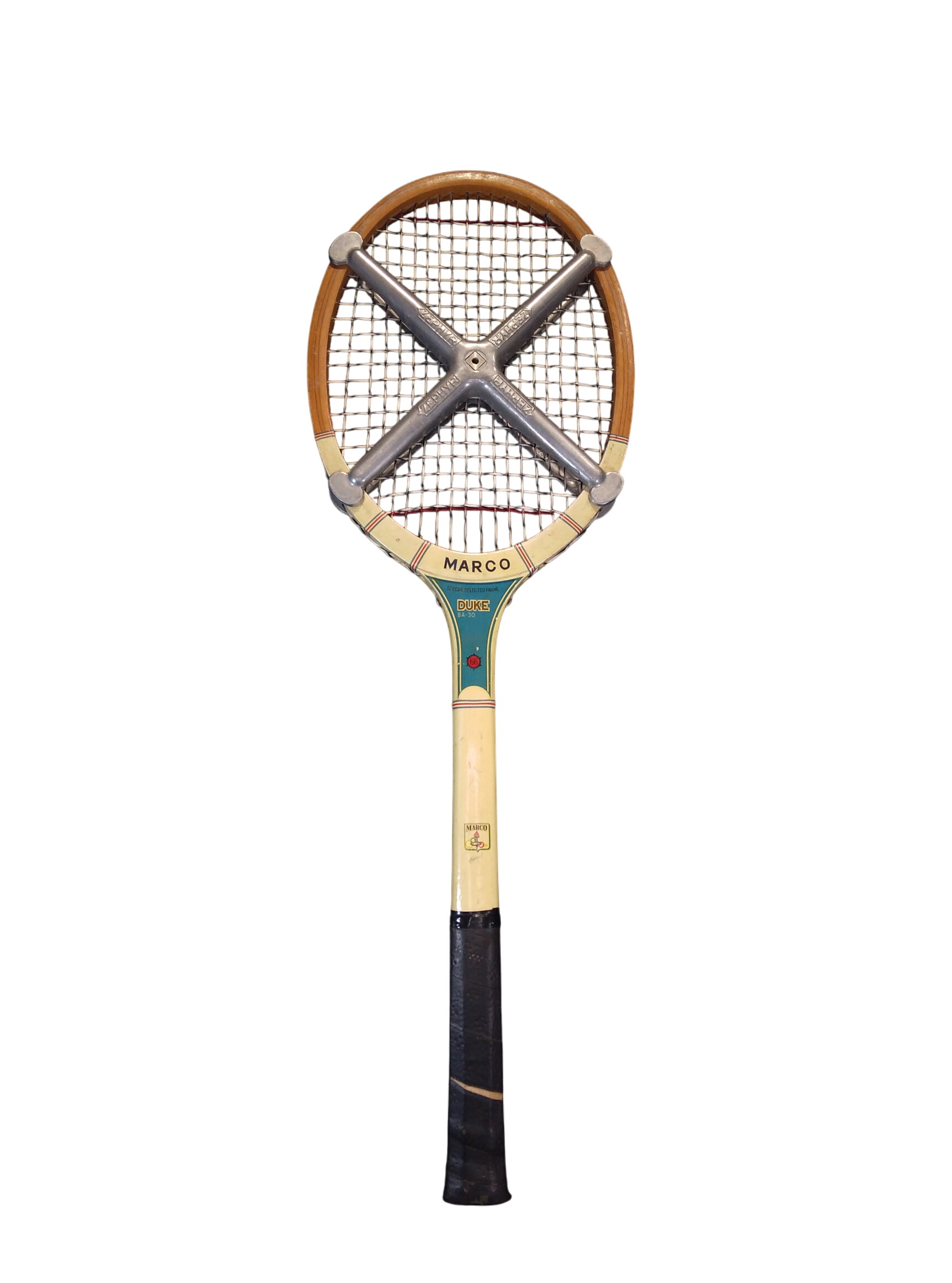 Raquette de tennis, Marco "Duke"- avec sa croix en métal Zéphyr - 30,00 € Raquette de tennis, Marco "Duke"- avec sa croix en métal Zéphyr reconditionné disponible sur Label Emmaüs