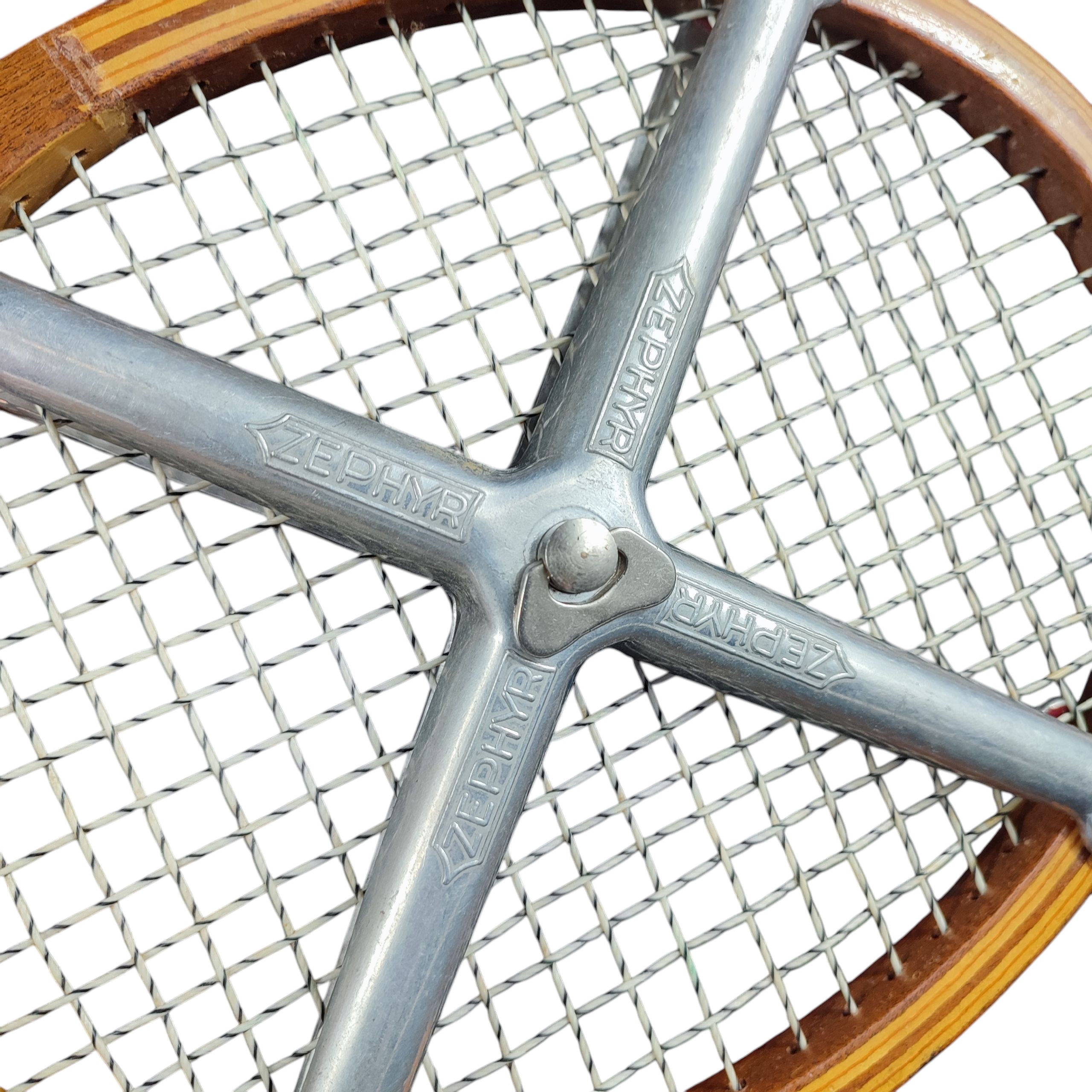 Voir photo 8 de Raquette de tennis vintage CHALLENGER PROTOUR 4 3/8 et sa croix de tension ZEPHYR Raquette de tennis vintage CHALLENGER PROTOUR 4 3/8 et sa croix de tension ZEPHYR État correct reconditionné photo 8