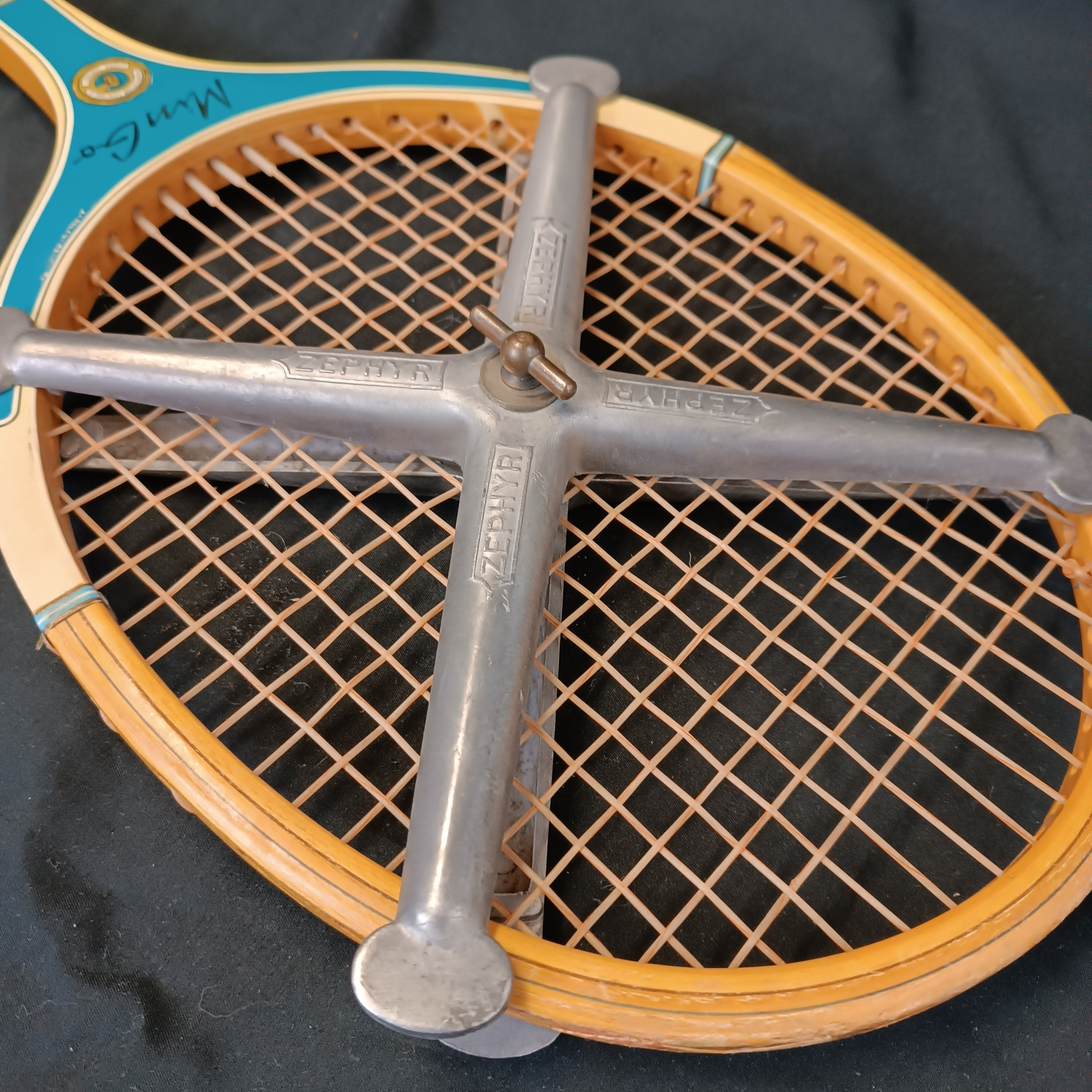Voir photo 2 de Raquette de tennis vintage Miss GO - G.M.1.13 avec stabilisateur de cadre Raquette de tennis vintage Miss GO - G.M.1.13 avec stabilisateur de cadre État correct reconditionné photo 2