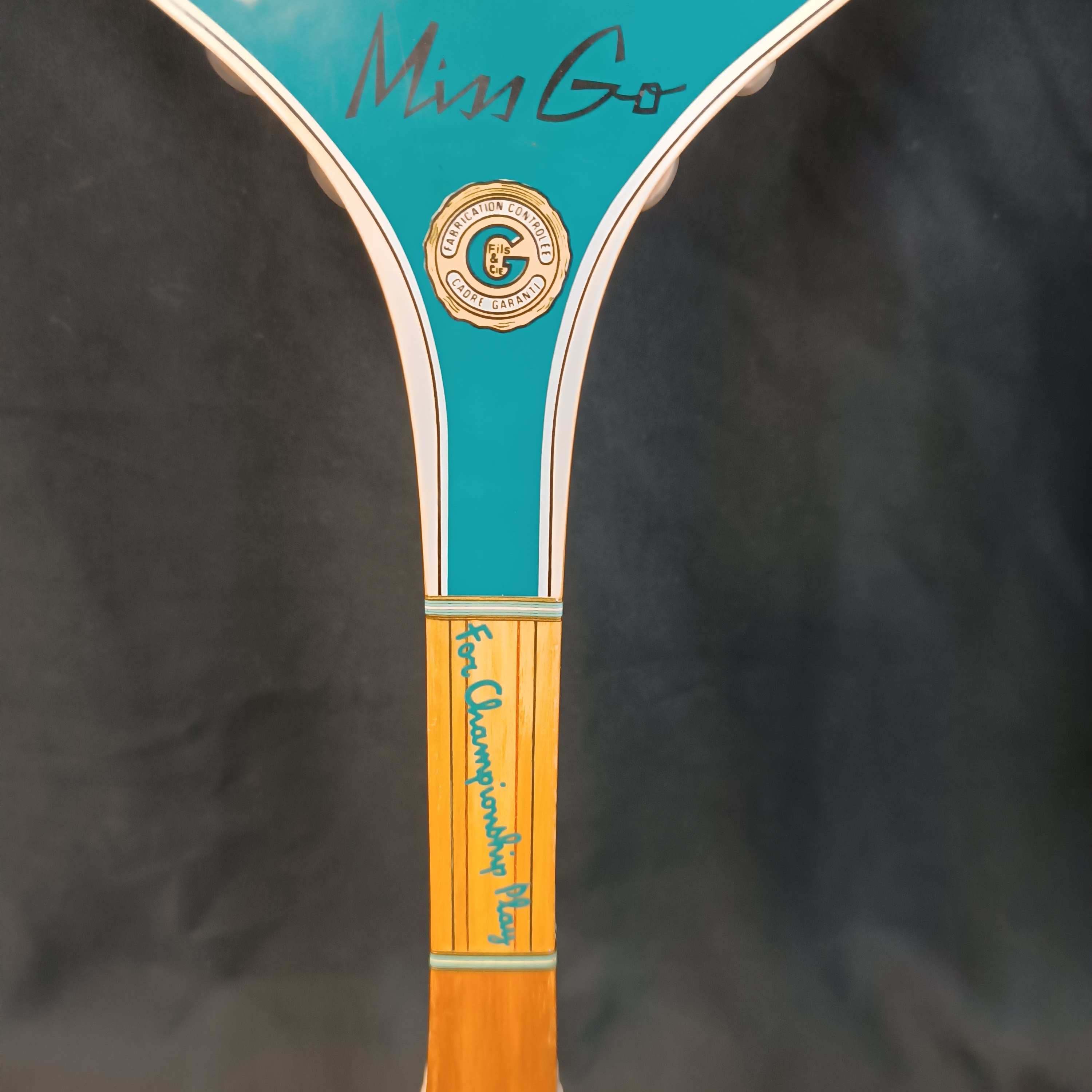 Voir photo 4 de Raquette de tennis vintage Miss GO - G.M.1.13 avec stabilisateur de cadre Raquette de tennis vintage Miss GO - G.M.1.13 avec stabilisateur de cadre État correct reconditionné photo 4