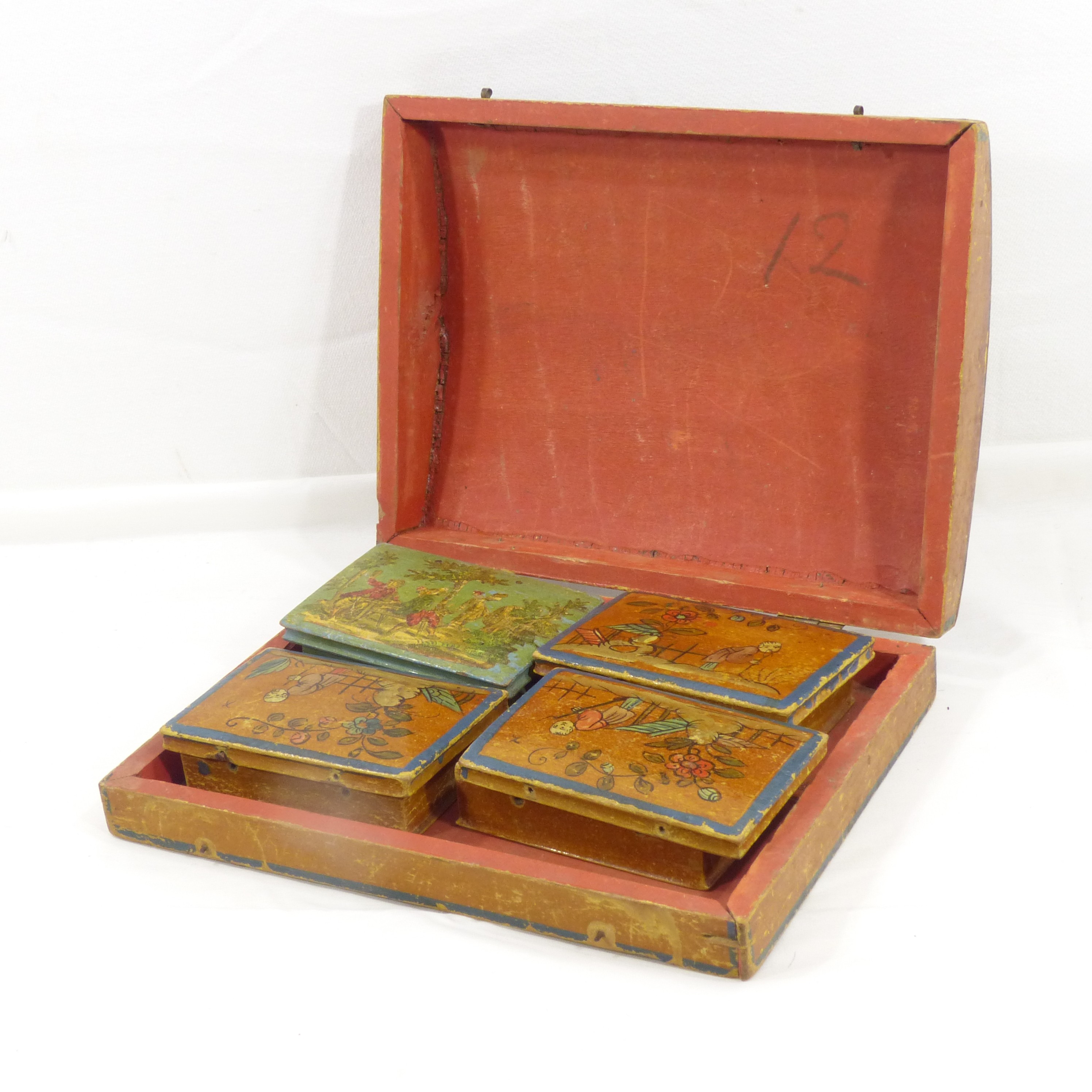 Voir photo 2 de RARE Coffret ancien à jeux de quadrille / Scène chinoise - XVIIIème RARE Coffret ancien à jeux de quadrille / Scène chinoise - XVIIIème Bon état reconditionné photo 2