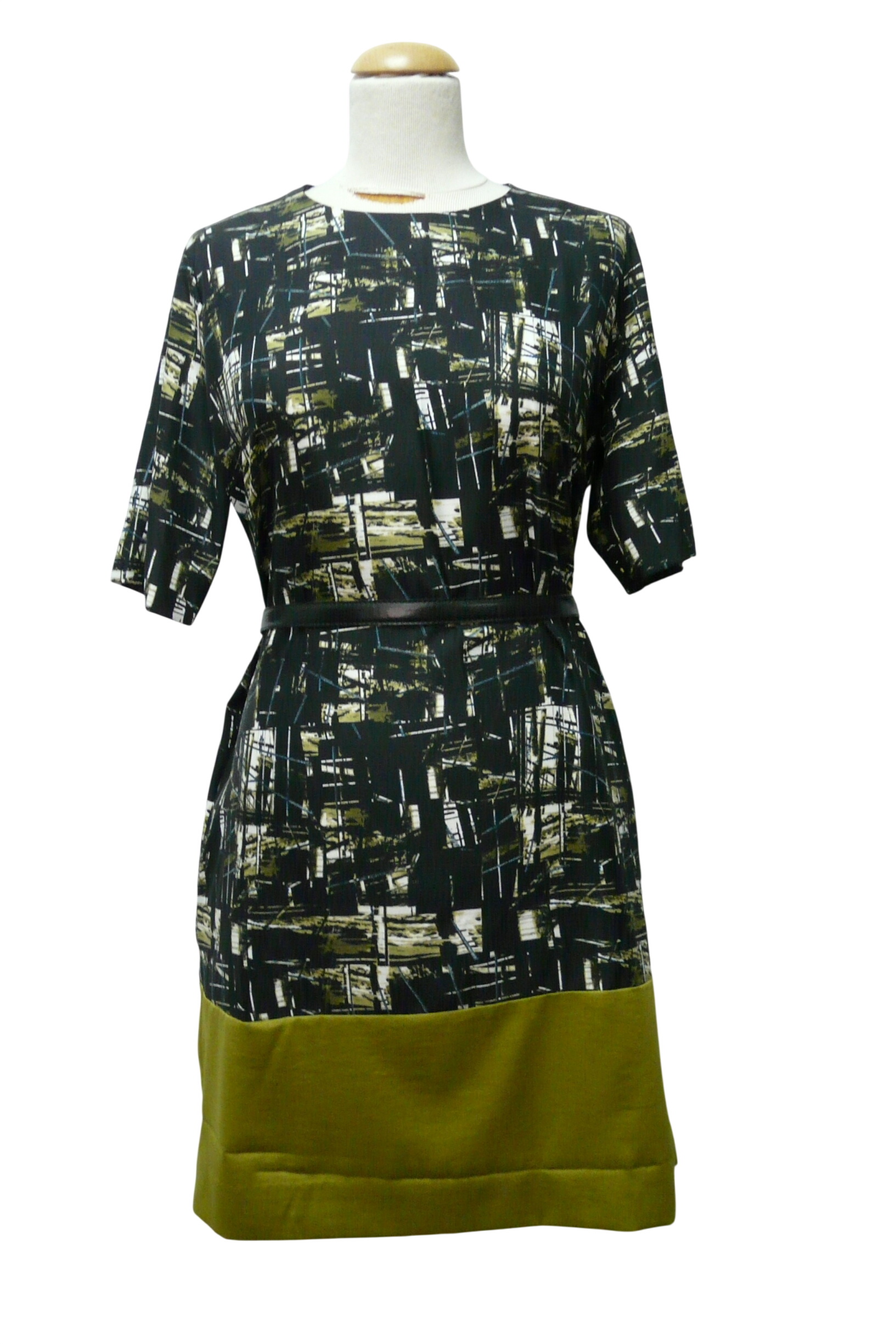 Acheter RF341 - Robe satinée - COS - Taille 42 Bon état - 10,00 € RF341 - Robe satinée - COS - Taille 42 Bon état reconditionné disponible sur Label Emmaüs