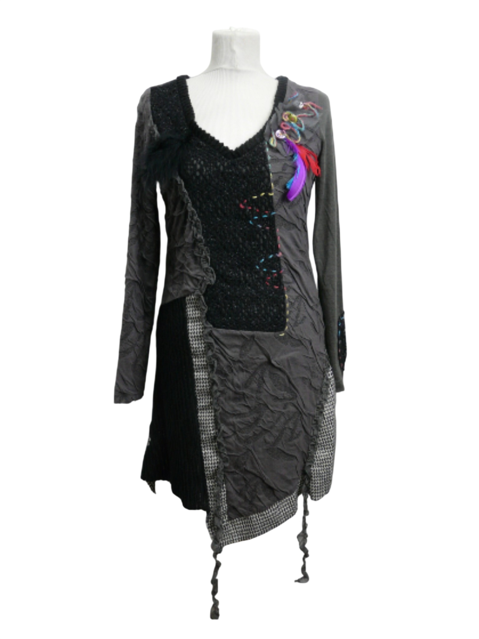Acheter RF4 - Robe à plumes - Cache-cache - Taille 38 Très bon état - 10,00 € RF4 - Robe à plumes - Cache-cache - Taille 38 Très bon état reconditionné disponible sur Label Emmaüs