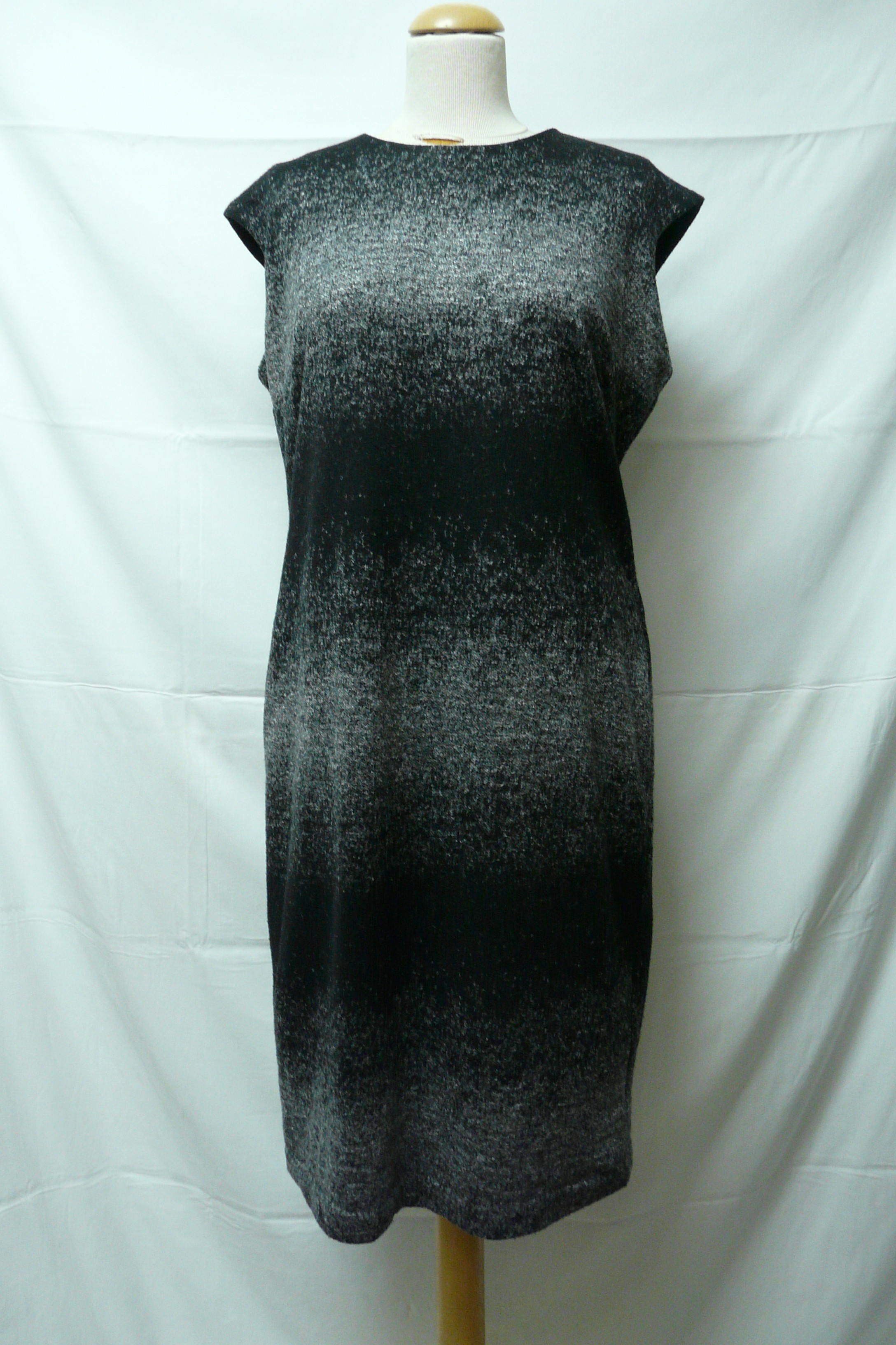 Voir photo 4 de RF57 - Robe en laine mélangée - Your Sixth Sense - Taille 44 RF57 - Robe en laine mélangée - Your Sixth Sense - Taille 44 Bon état reconditionné photo 4