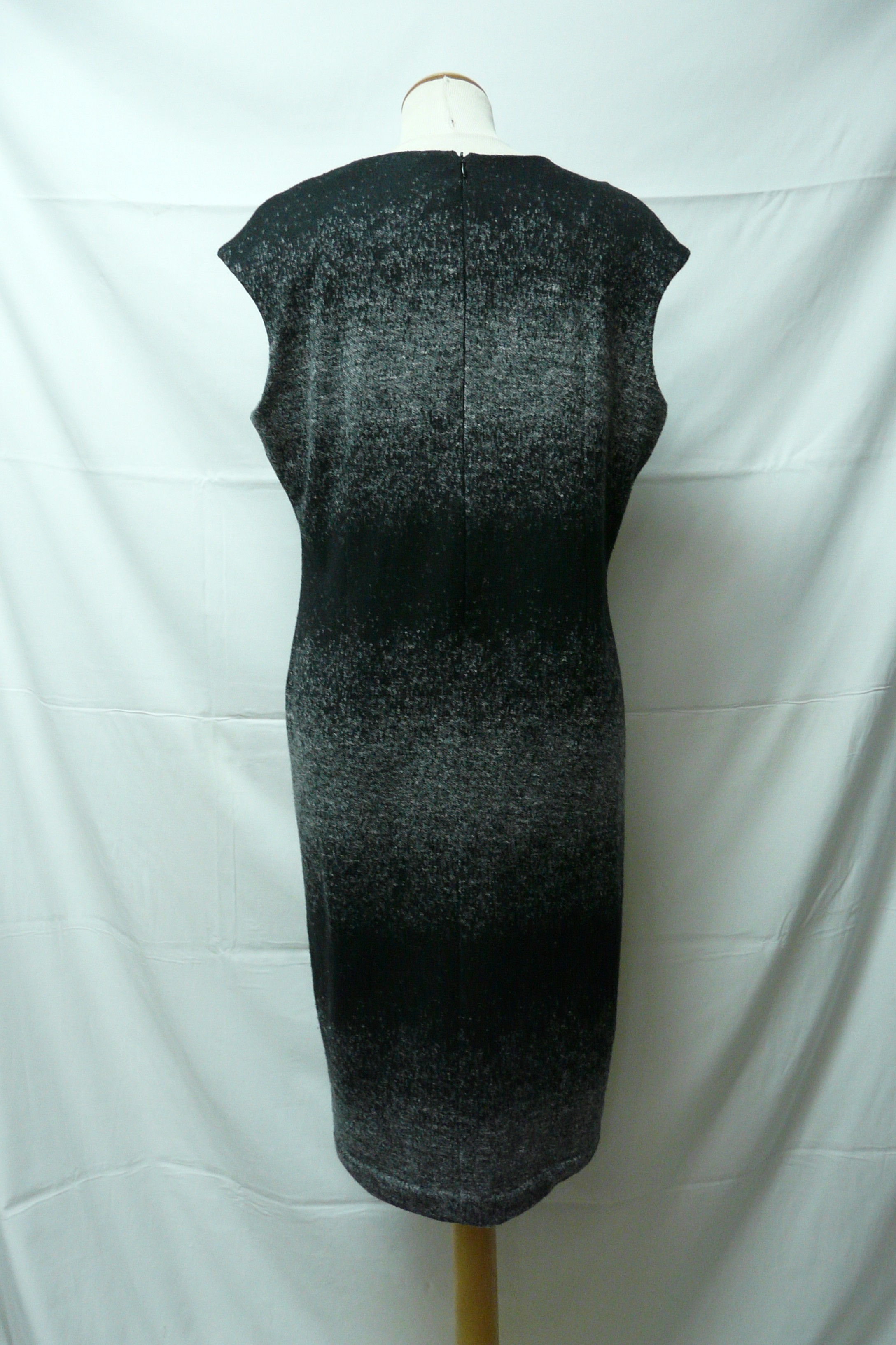 Voir photo 5 de RF57 - Robe en laine mélangée - Your Sixth Sense - Taille 44 RF57 - Robe en laine mélangée - Your Sixth Sense - Taille 44 Bon état reconditionné photo 5